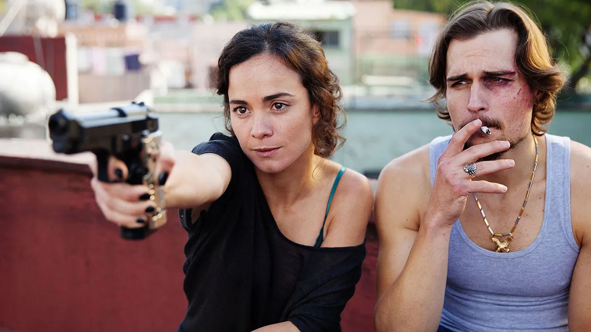 Alice Braga y Jon-Michael Ecker en La reina del sur.