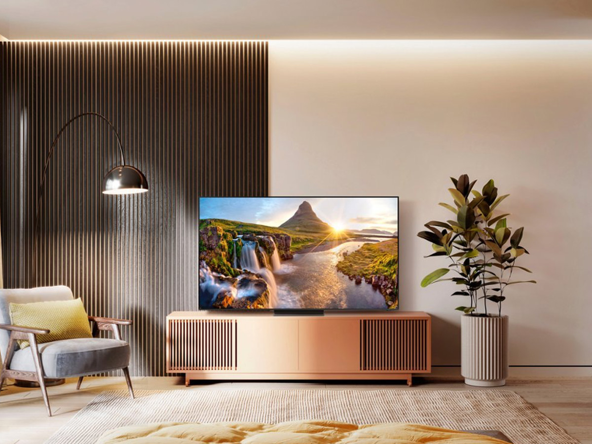 A TV Samsung QN800C QLED 8K instalada em um gabinete de mídia em uma sala de estar.