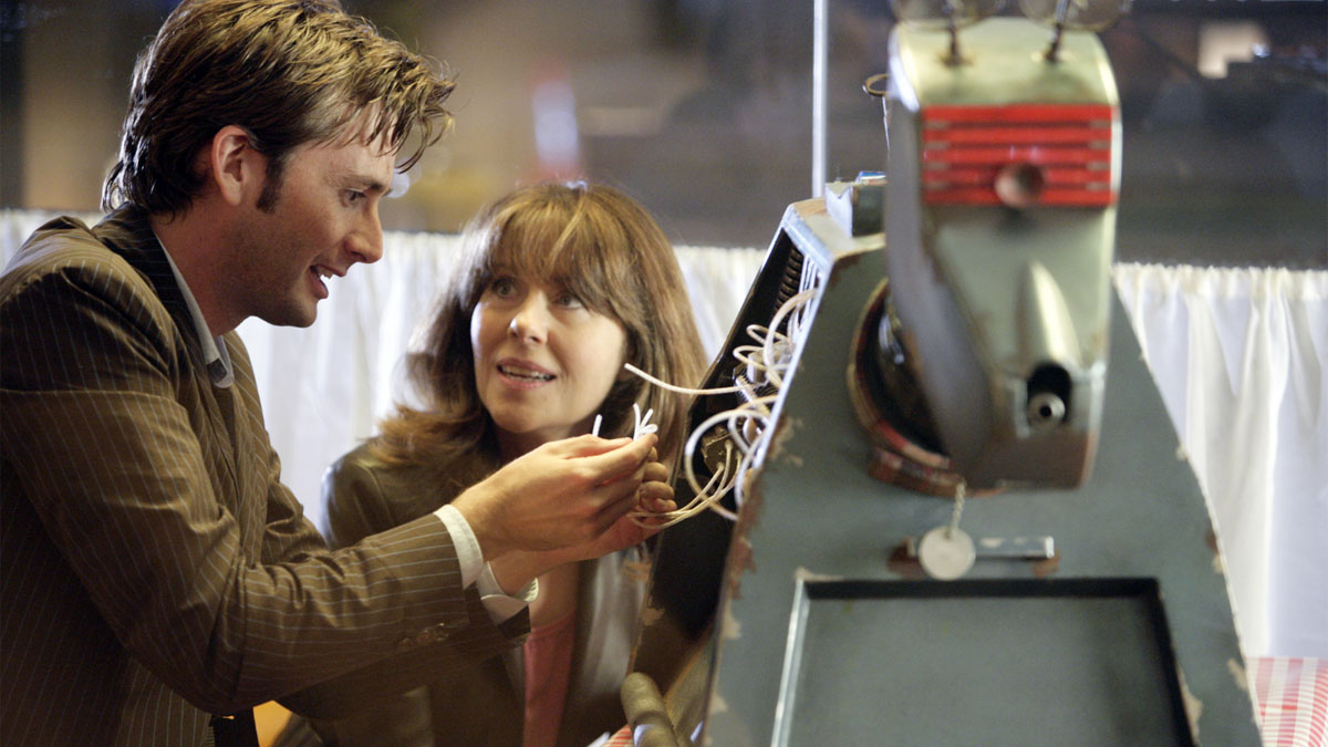 Matt Smith e Elisabeth Sladen em Doctor Who.