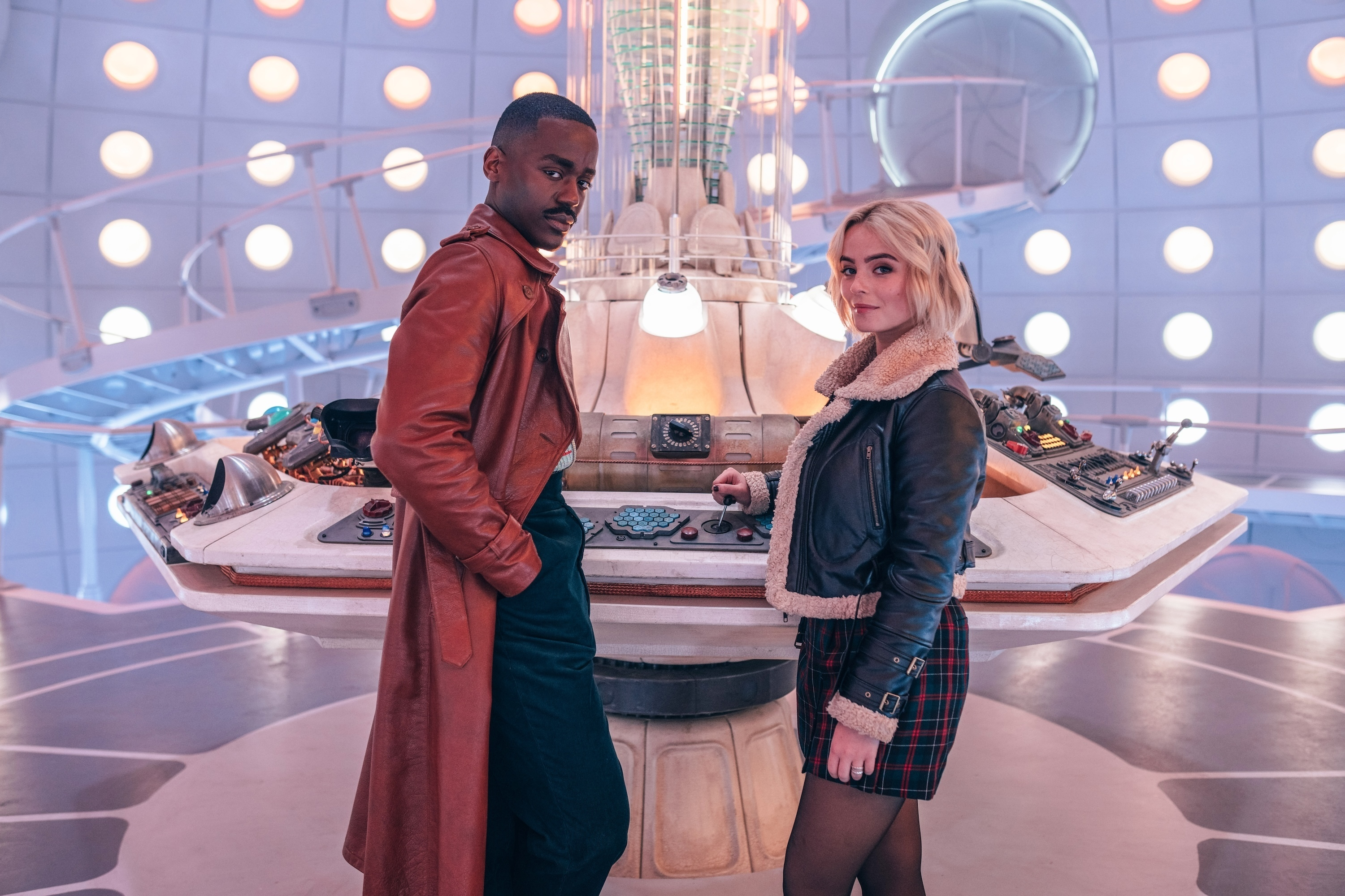 Der Doktor und Ruby Sunday stehen in Doctor Who gemeinsam in der TARDIS.