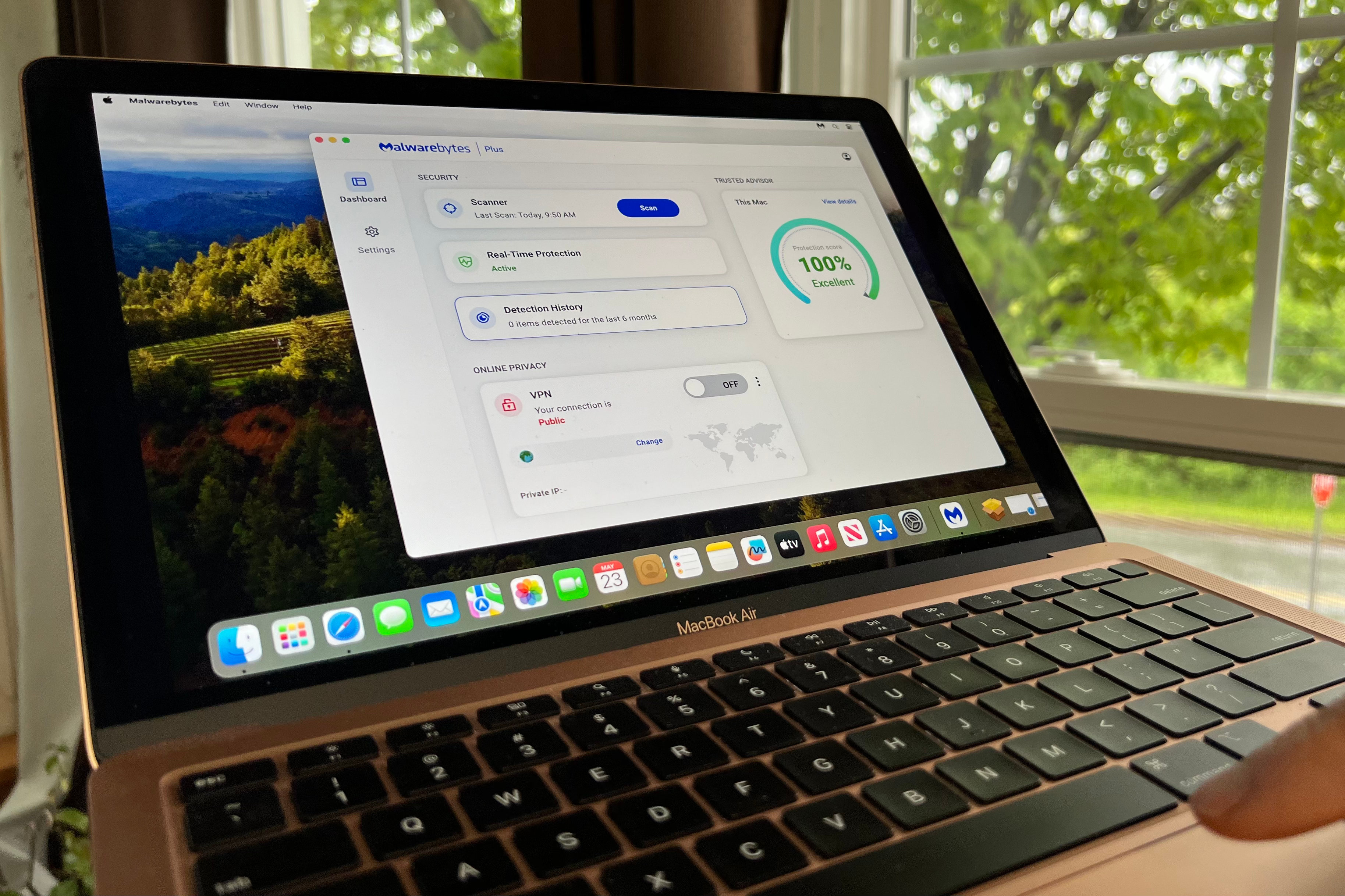 O aplicativo Malwarebytes está aberto em um MacBook Air.