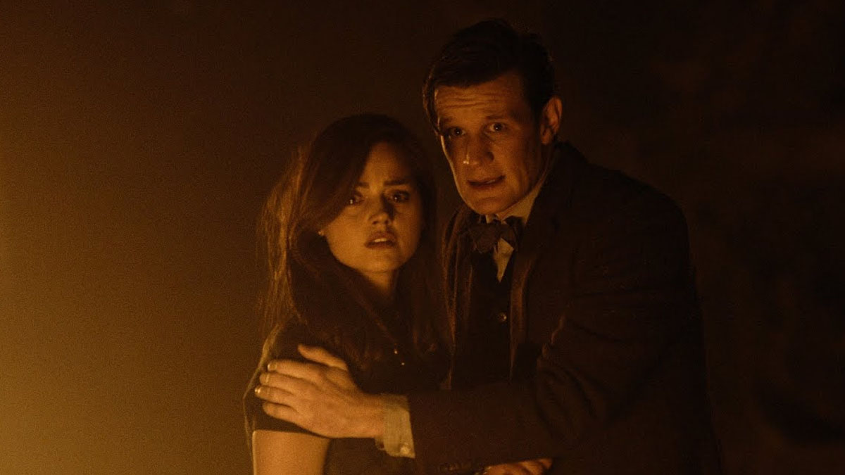 Jenna Coleman e Matt Smith em Doctor Who.