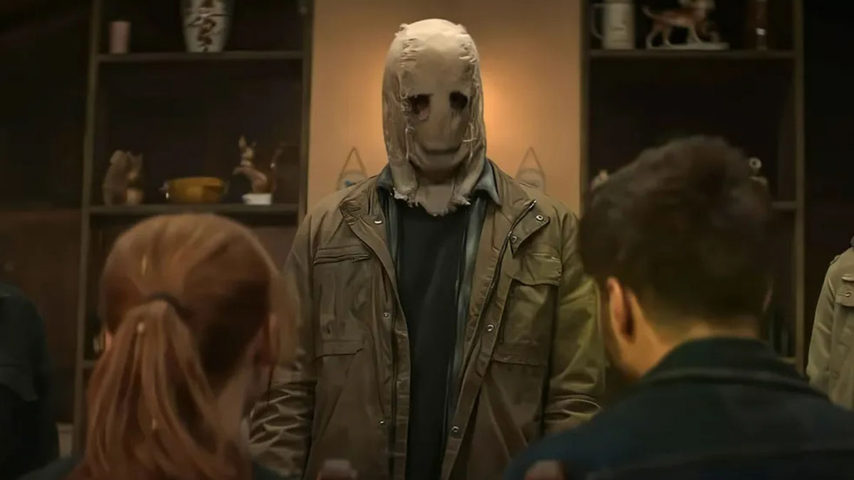 Ryan et Maya sont retenus en otages dans une scène du chapitre 1 de The Strangers.