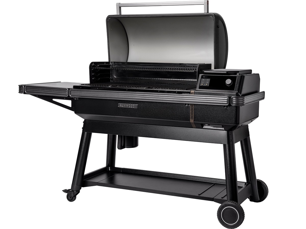 Traeger Grills Ironwood XL 木颗粒烤架在白色背景上。