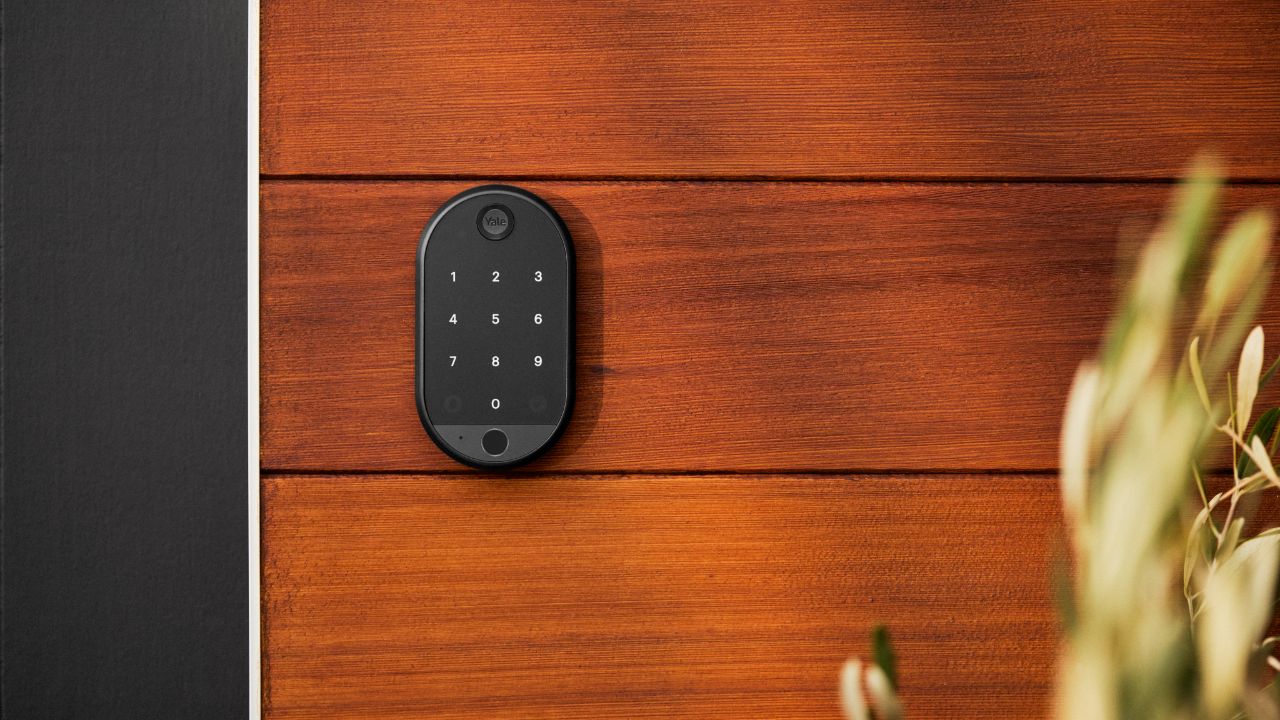 Le Yale Keypad Touch installé sur un bardage en bois.