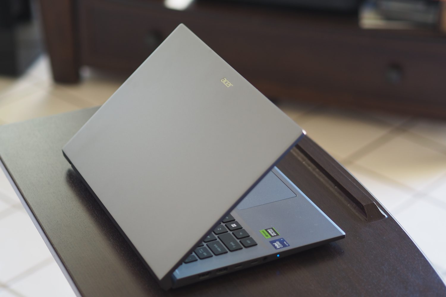 Vista trasera del Acer Swift X 14 2024 que muestra la tapa y el logotipo.