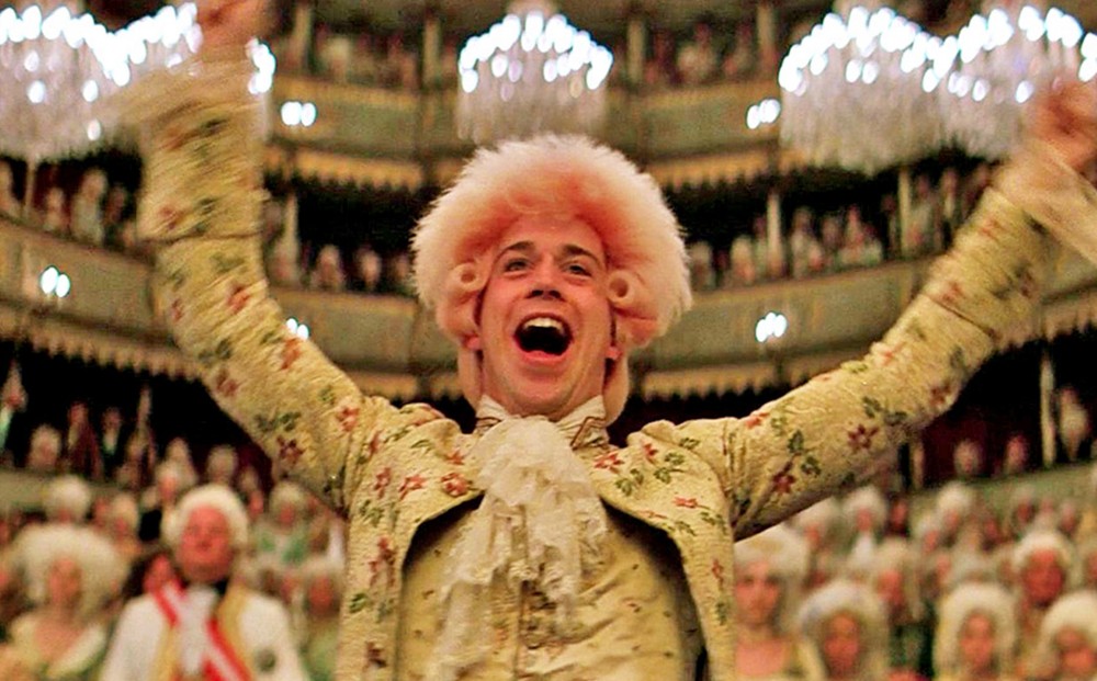 Mozart rege uma orquestra em Amadeus.
