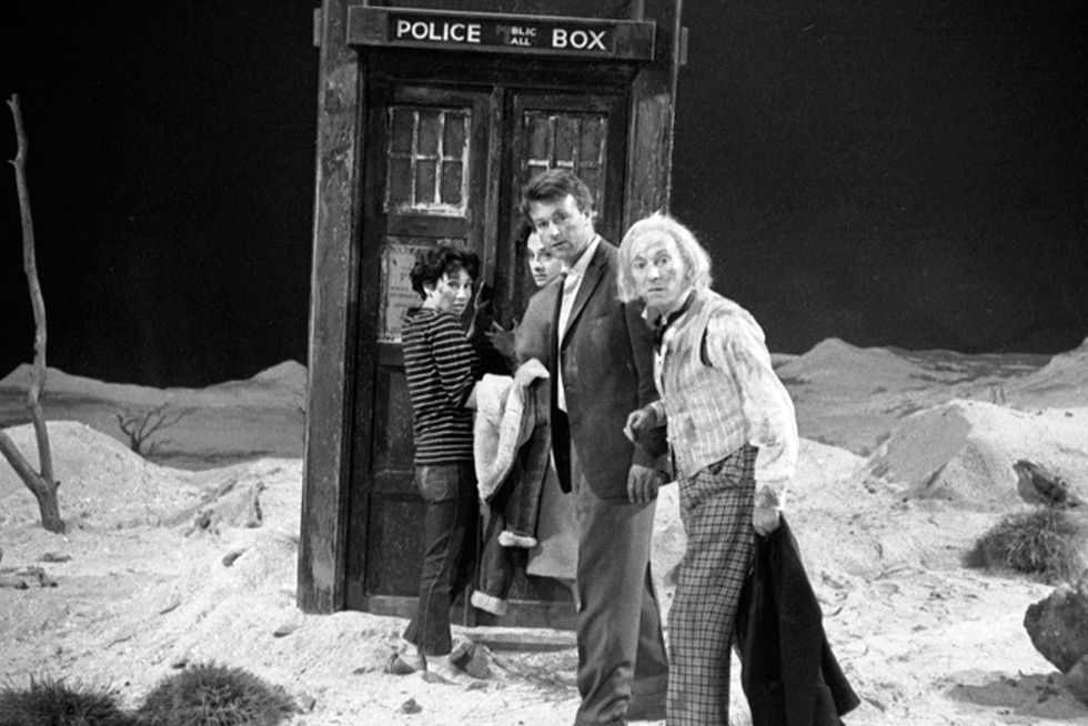 Susan, Ian, Barbara et le premier docteur du TARDIS dans le premier épisode de Doctor Who, "An Unearthly Child".