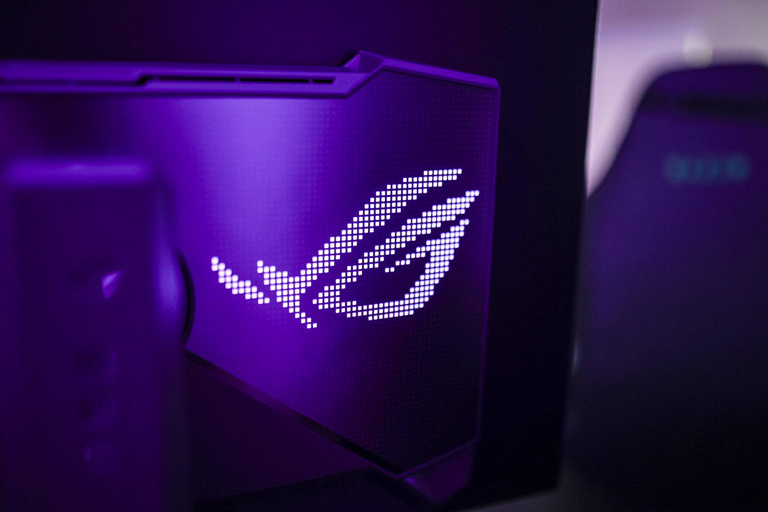 Um logotipo ROG iluminado em um monitor de jogos Asus.