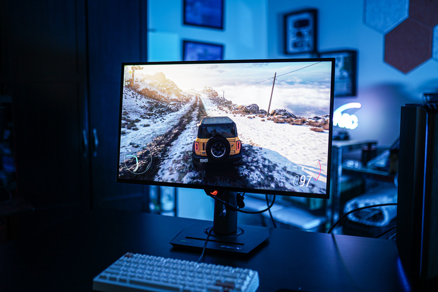 Forza Horizon 5 ejecutándose en un monitor de juegos Asus.