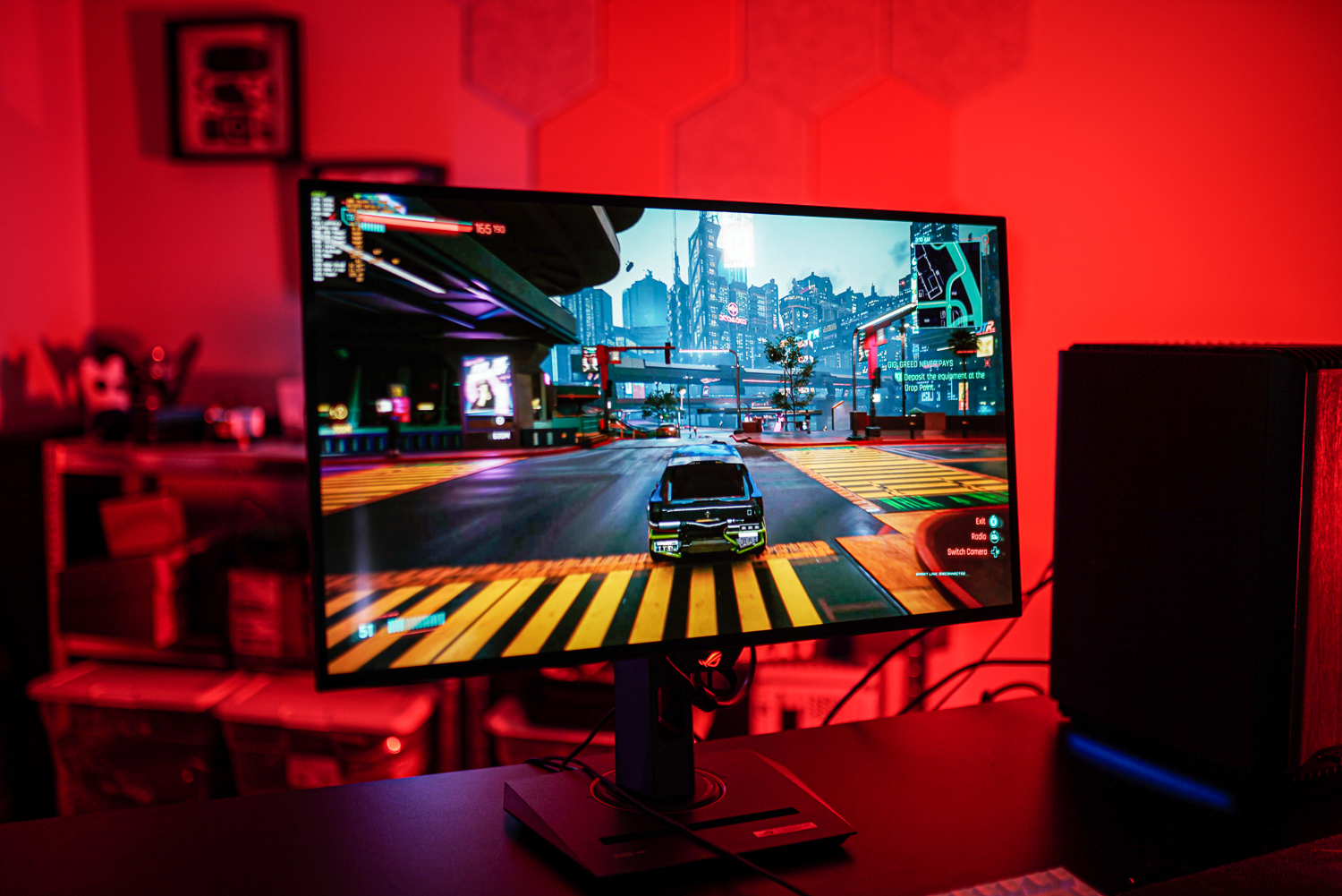 Cyberpunk 2077 rodando em um monitor de jogos Asus.