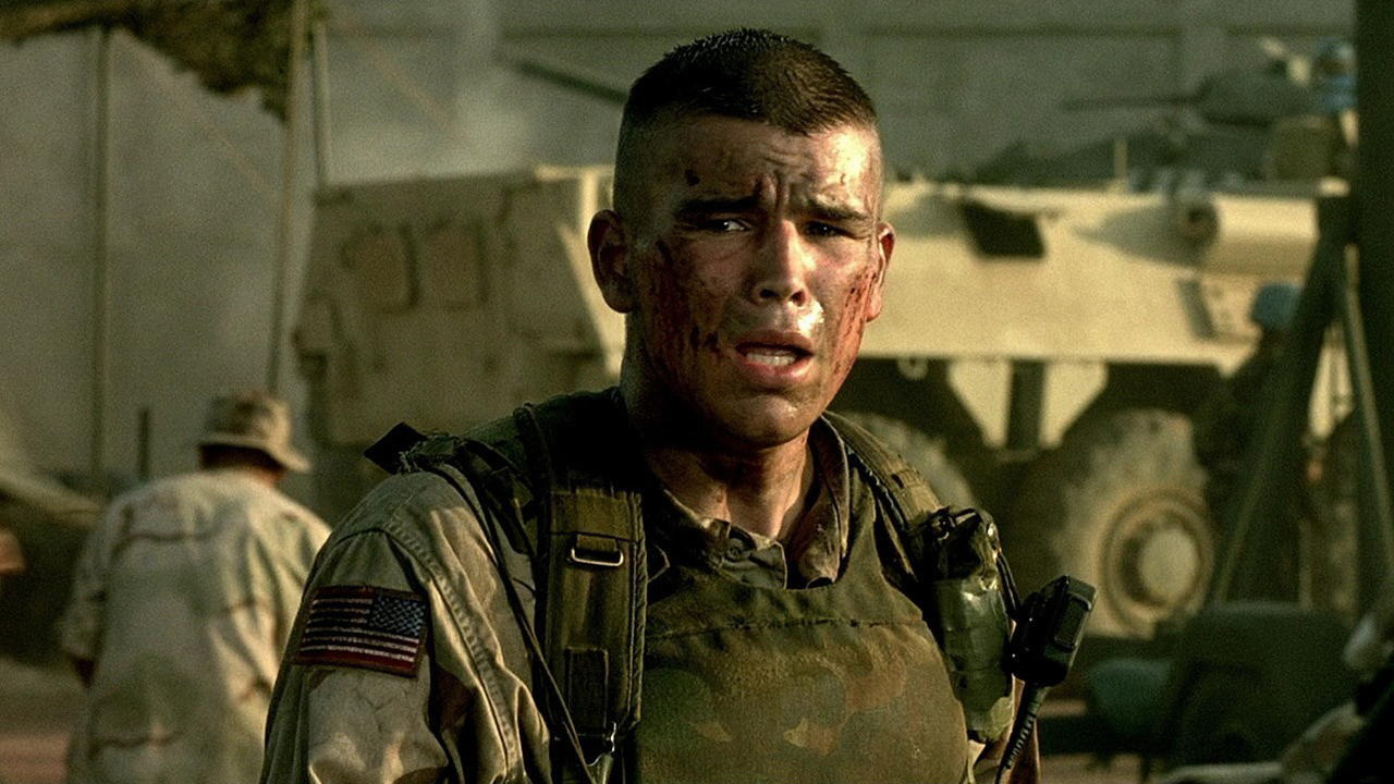 Josh Hartnett dans Black Hawk Down, sale en tenue militaire avec un air choqué et désespéré sur le visage.