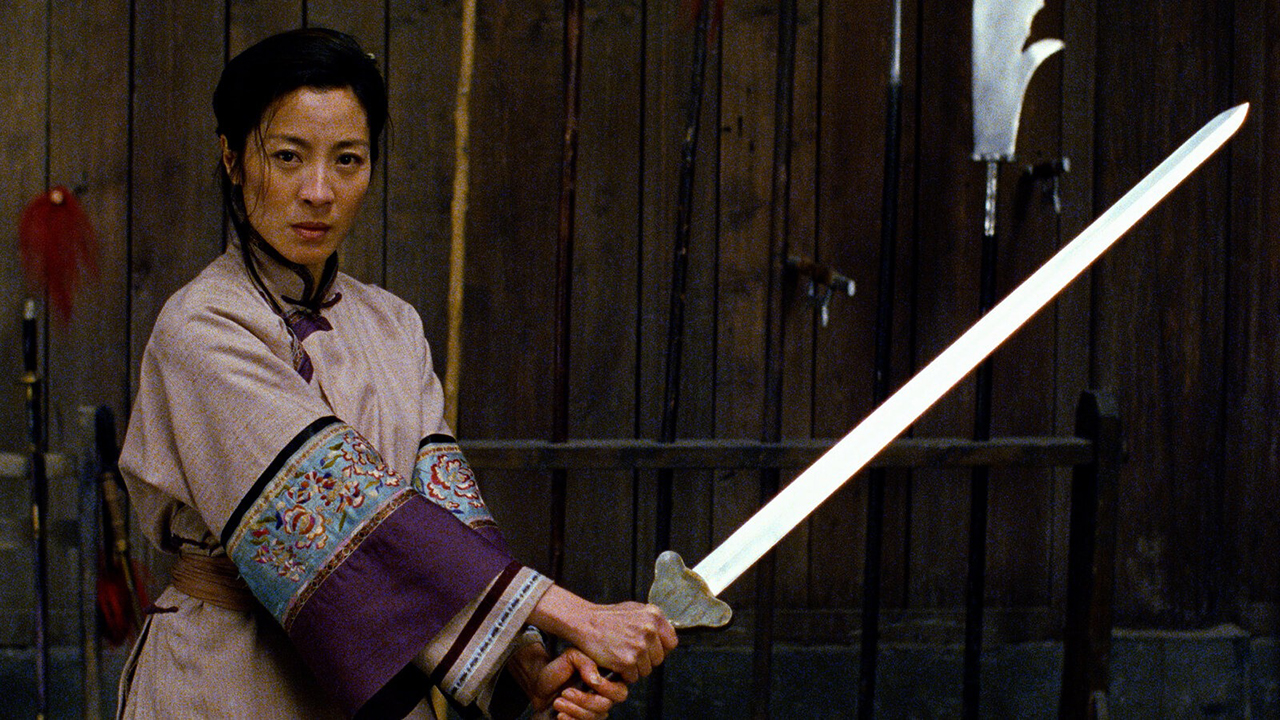 Michelle Yeoh schwingt ein Schwert in einer Szene aus Crouching Tiger, Hidden Dragon.