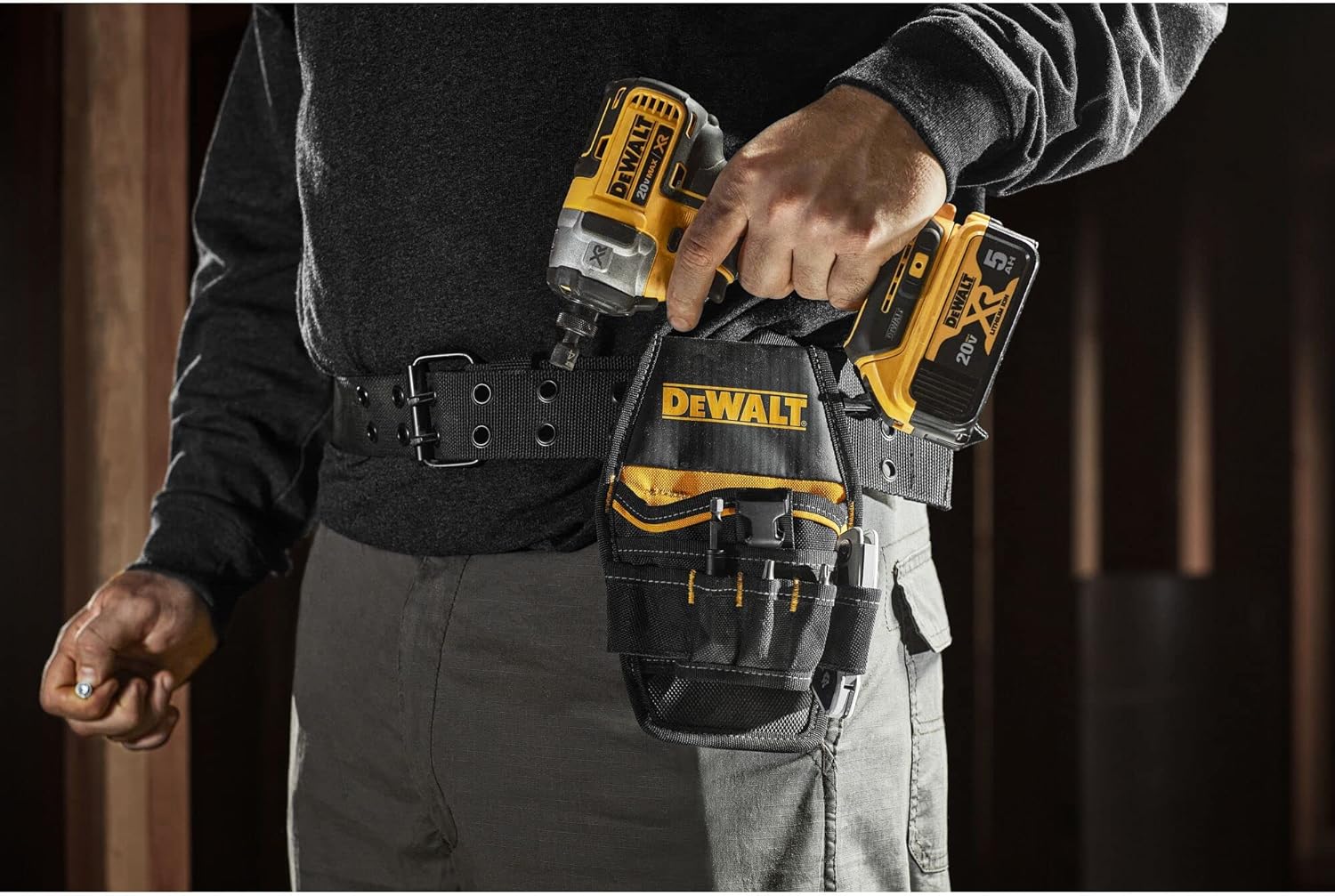 Un hombre que lleva la funda DeWalt Impact.