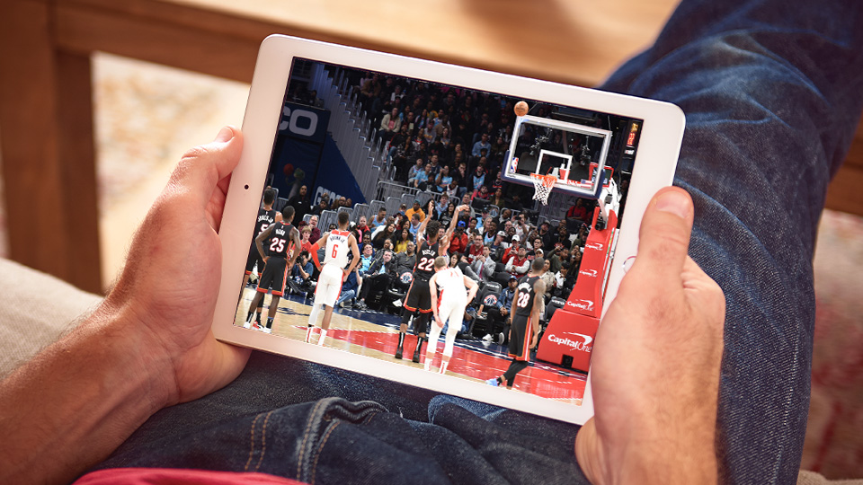 Un homme qui regarde du basket sur Dish n'importe où.