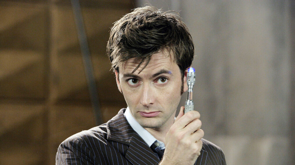 David Tennant en tant que Dixième Docteur brandit son tournevis sonique