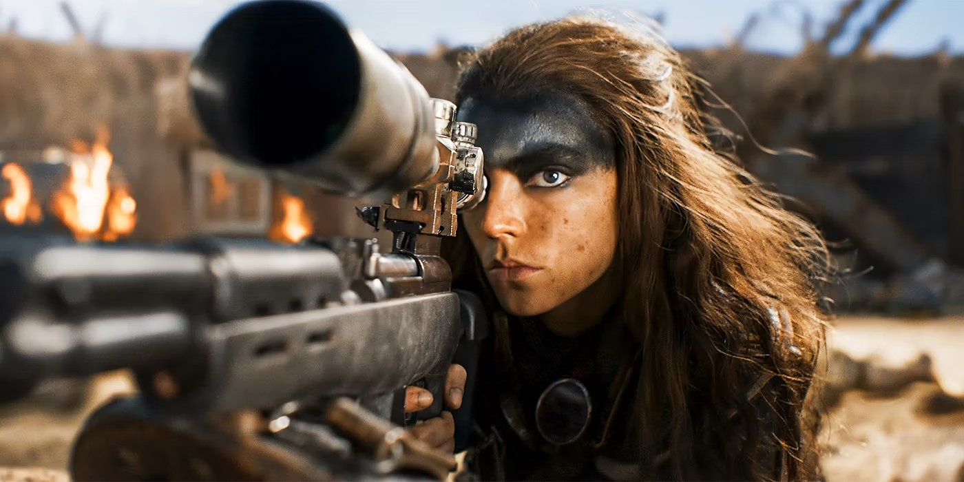 Furiosa aponta seu rifle em "Furiosa: A Mad Max Saga".