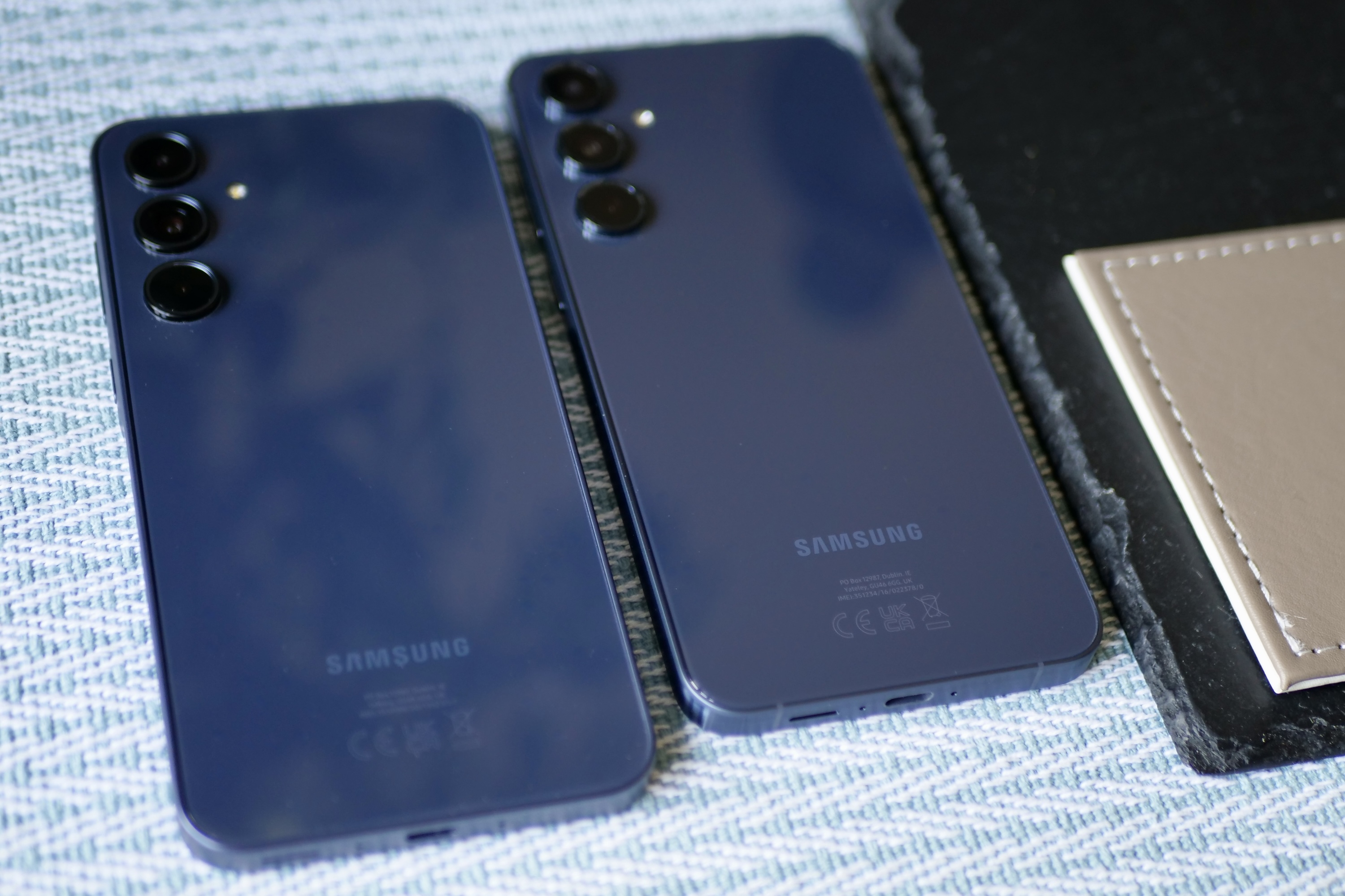 Los paneles traseros del Samsung Galaxy A35 y Galaxy A55.