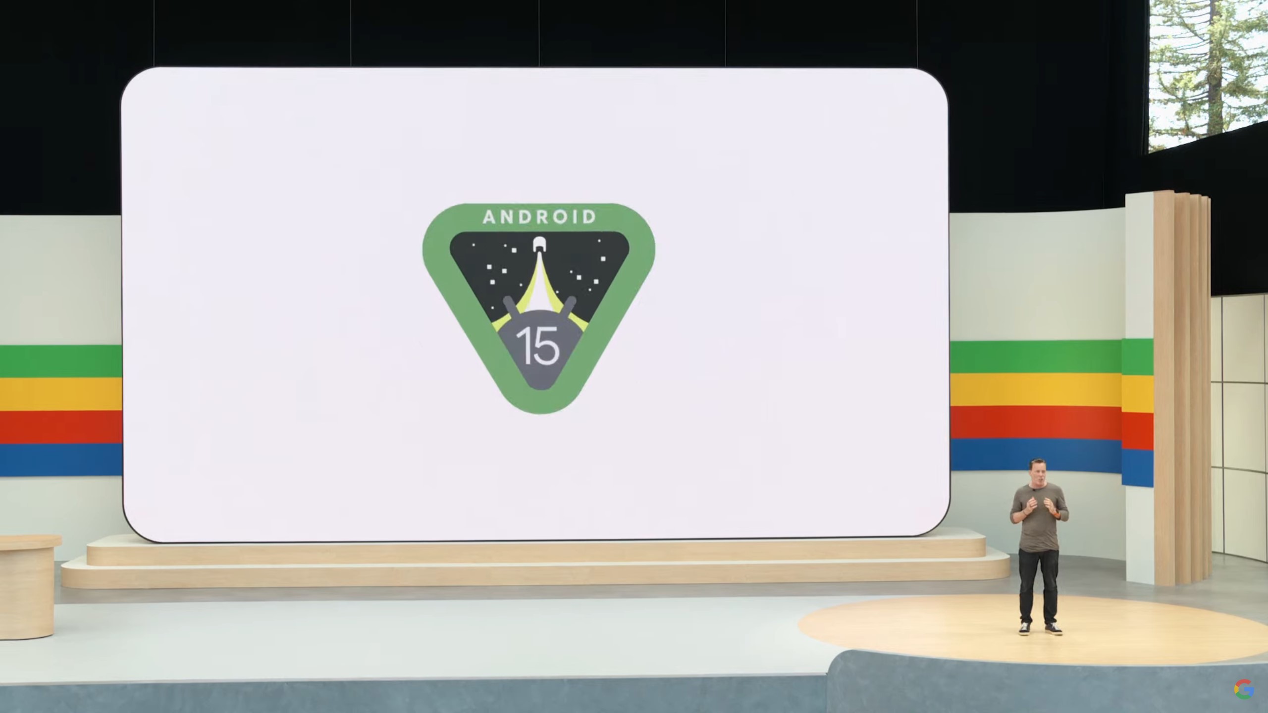 Android 15 en el escenario de Google I/O 2024.