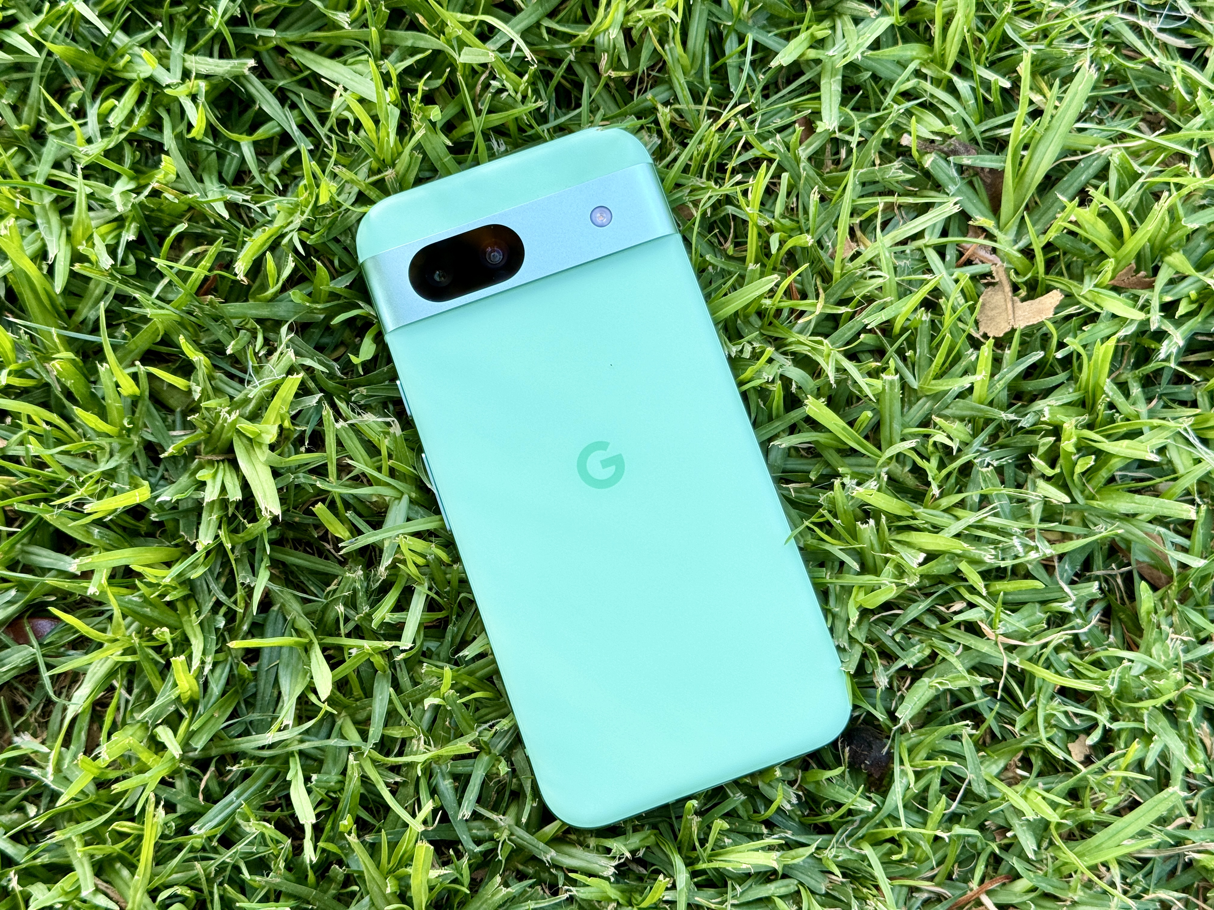 Google Pixel 8a em Aloe.