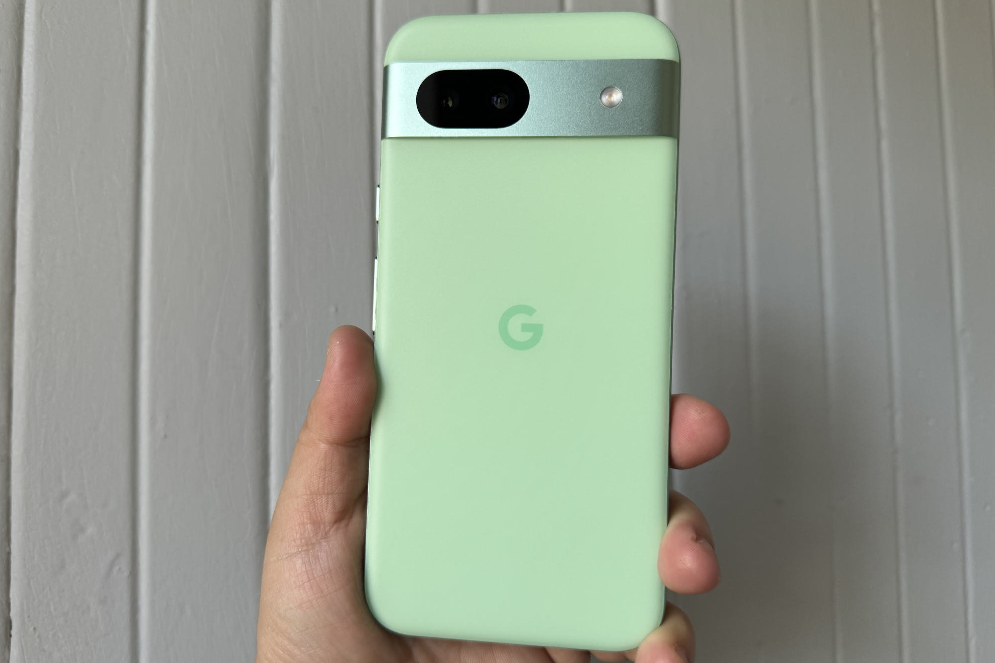 Google Pixel 8a против OnePlus 12R: какой телефон за 500 долларов купить?