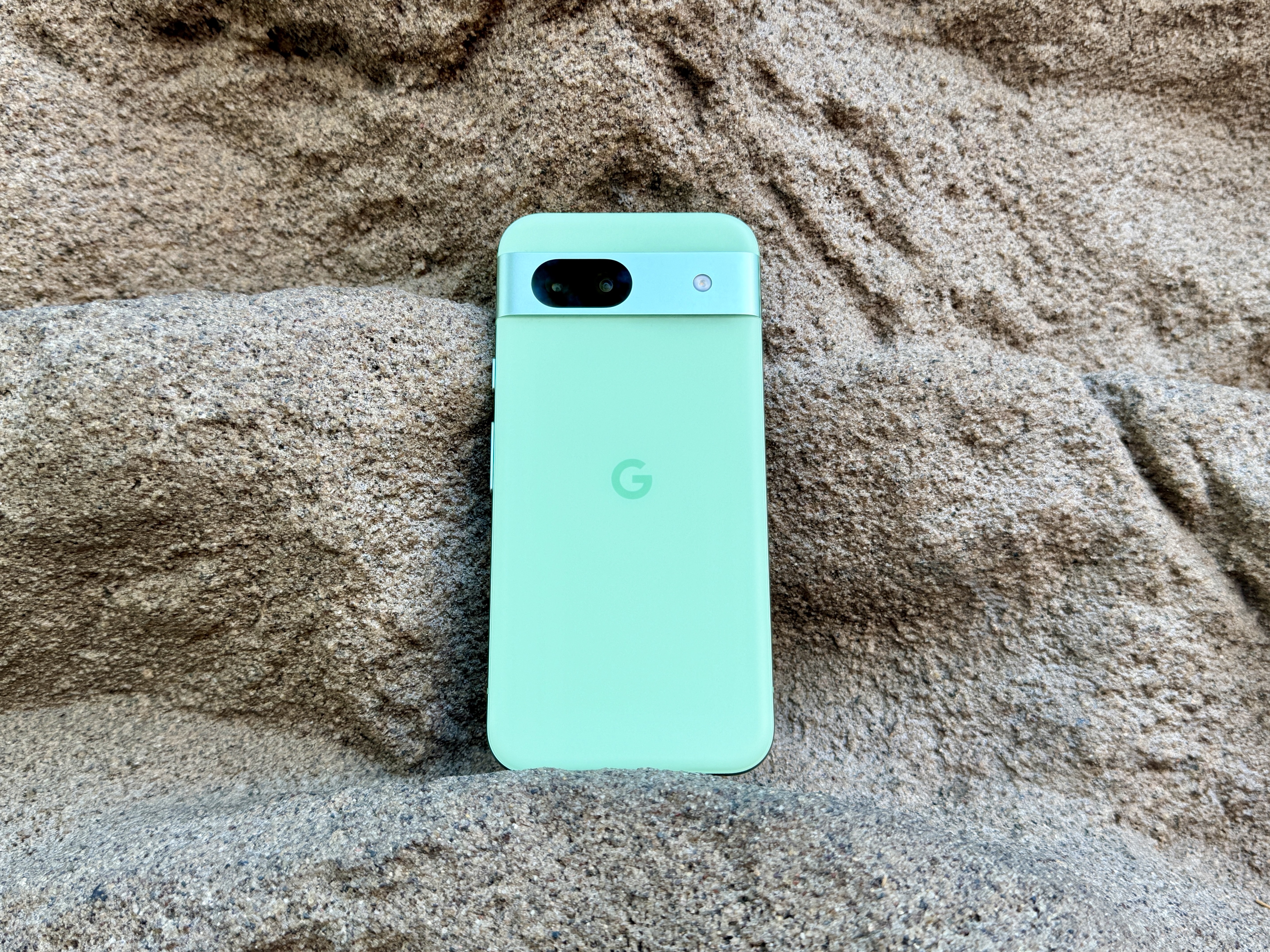 Google Pixel 8a in Aloe.