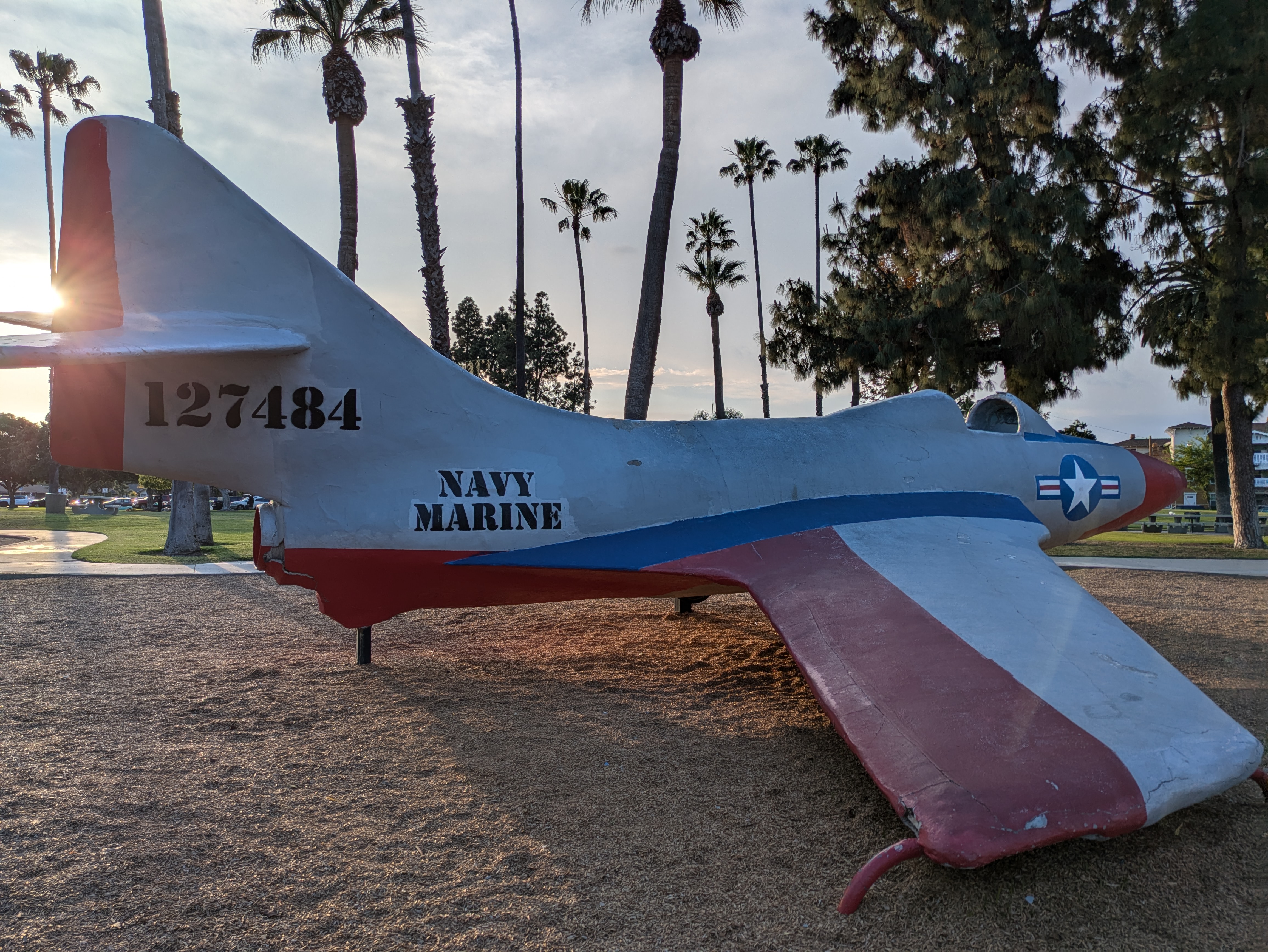 Avión en el parque infantil tomado con Google Pixel 8a.