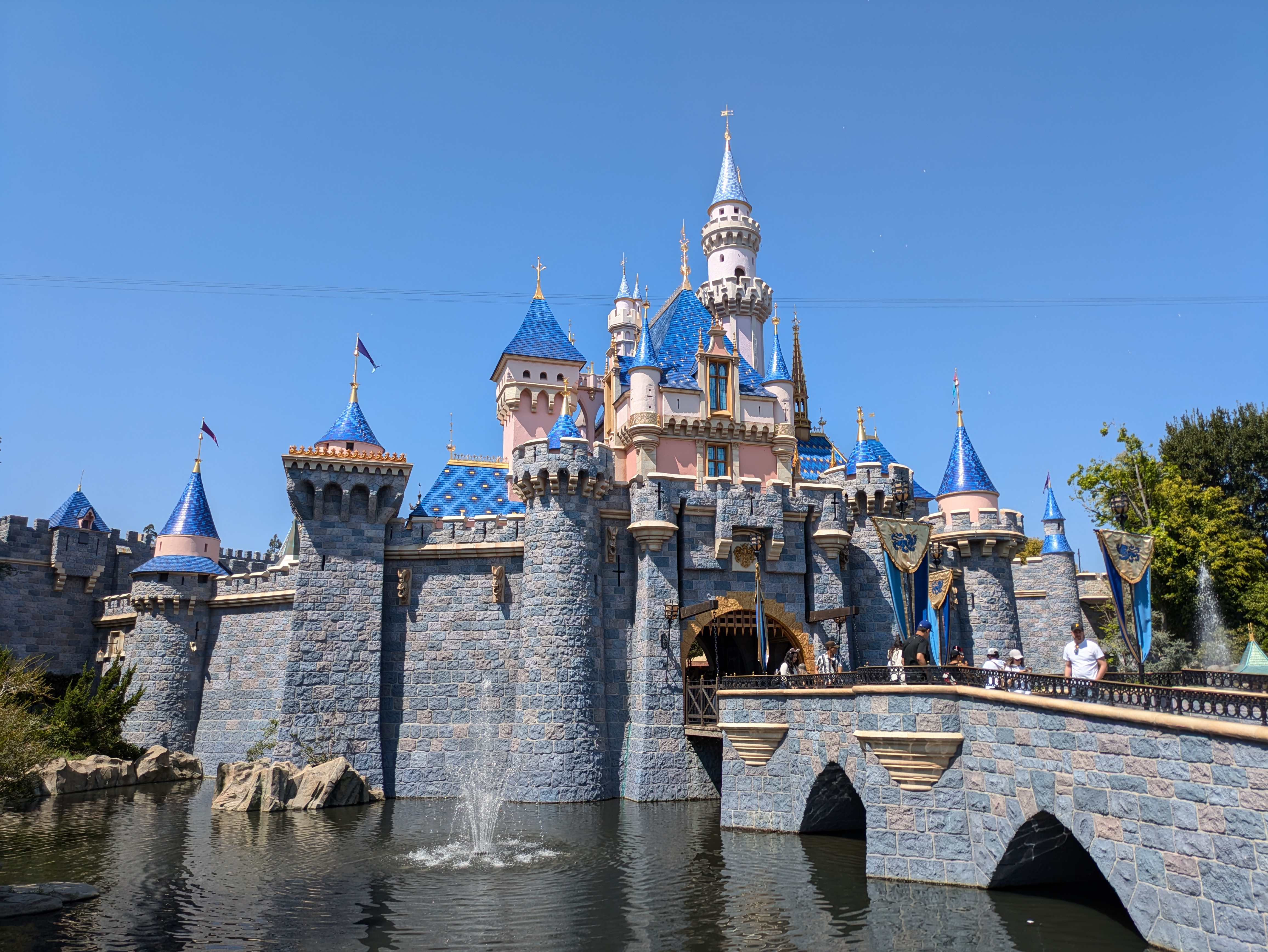 Castillo de Disneyland tomado con Google Pixel 8a.