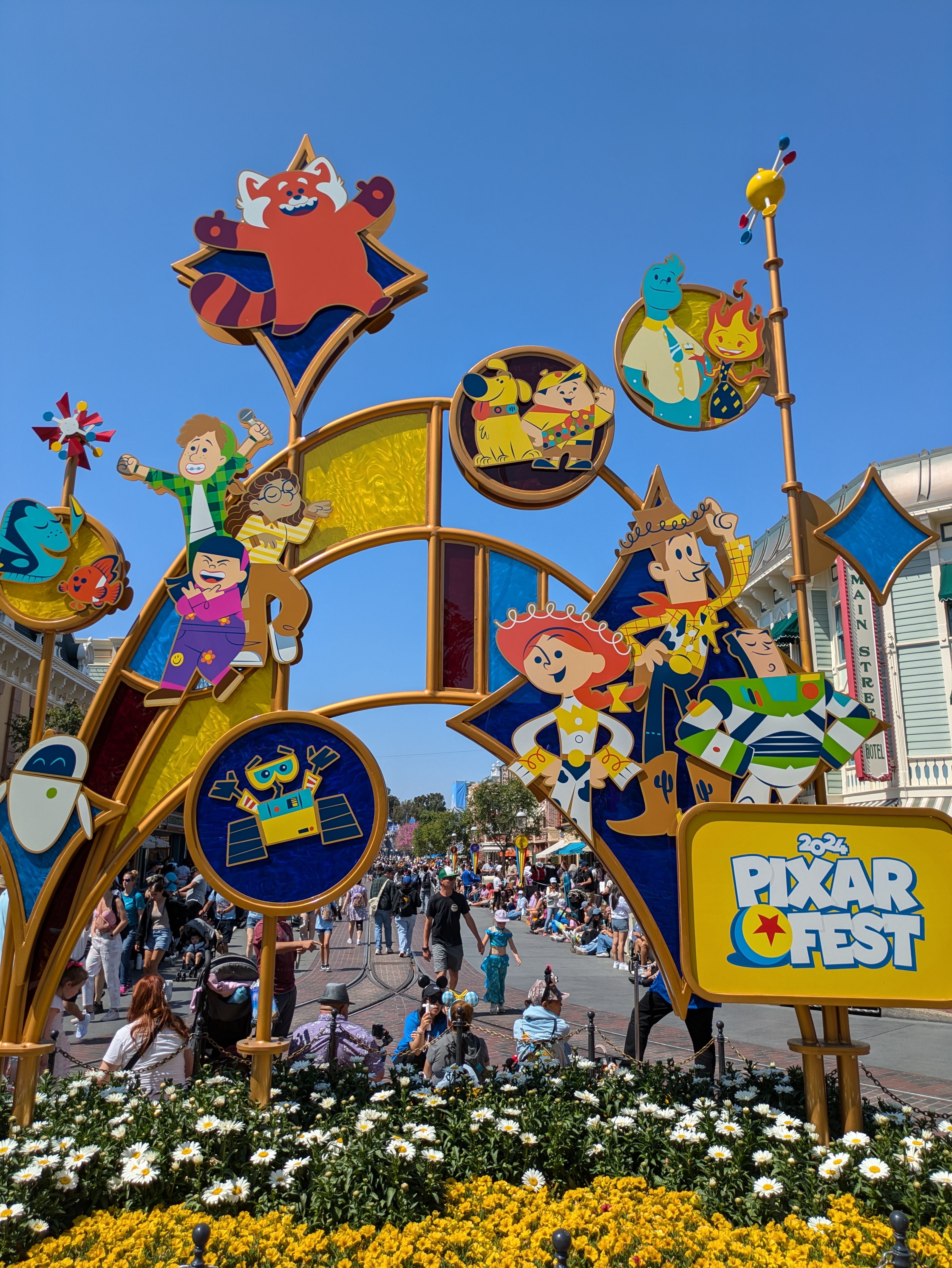 Exhibición del Pixar Fest en Disneyland tomada con Google Pixel 8a.
