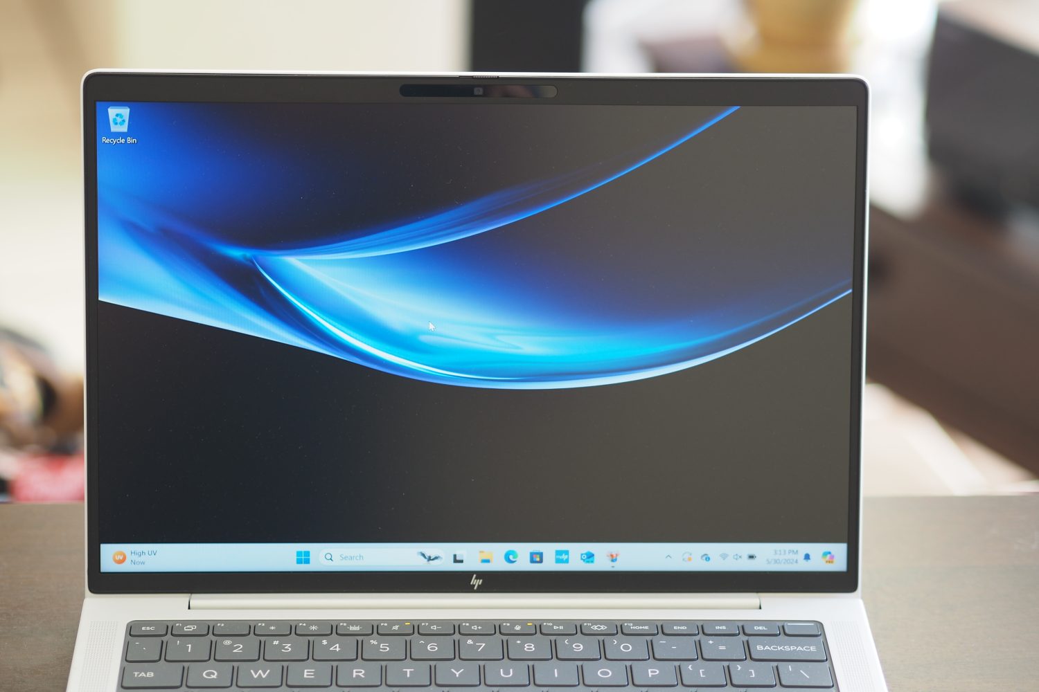 HP EliteBook 1040 2024, вид спереди с дисплеем.