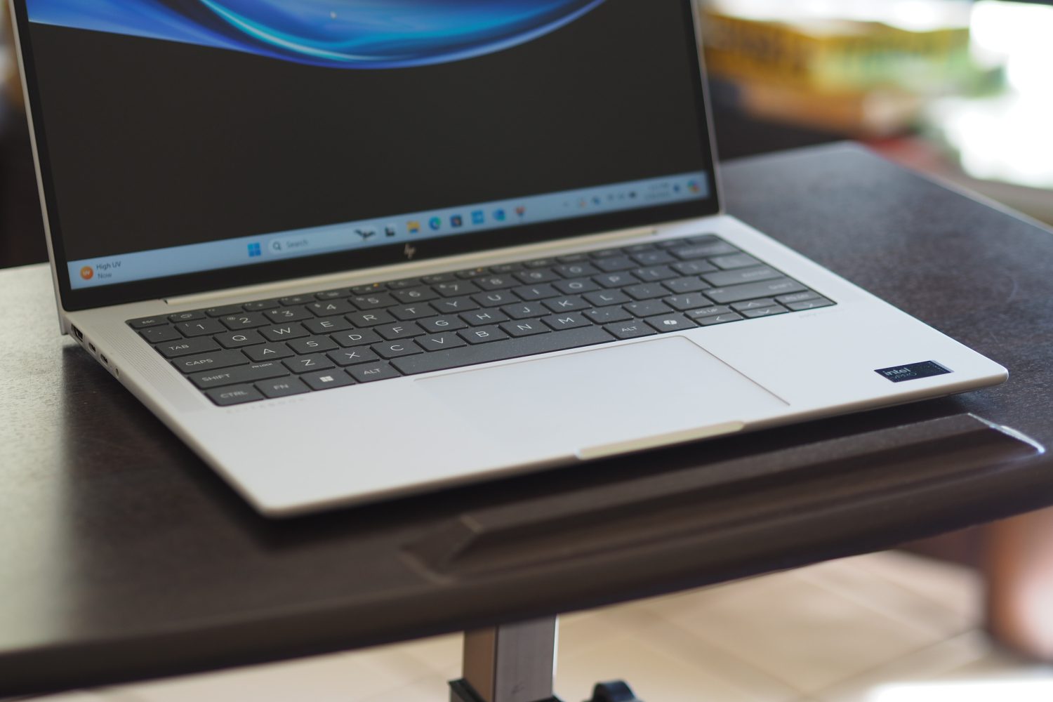 Vista frontal de HP EliteBook 1040 2024 que muestra el teclado y el panel táctil.