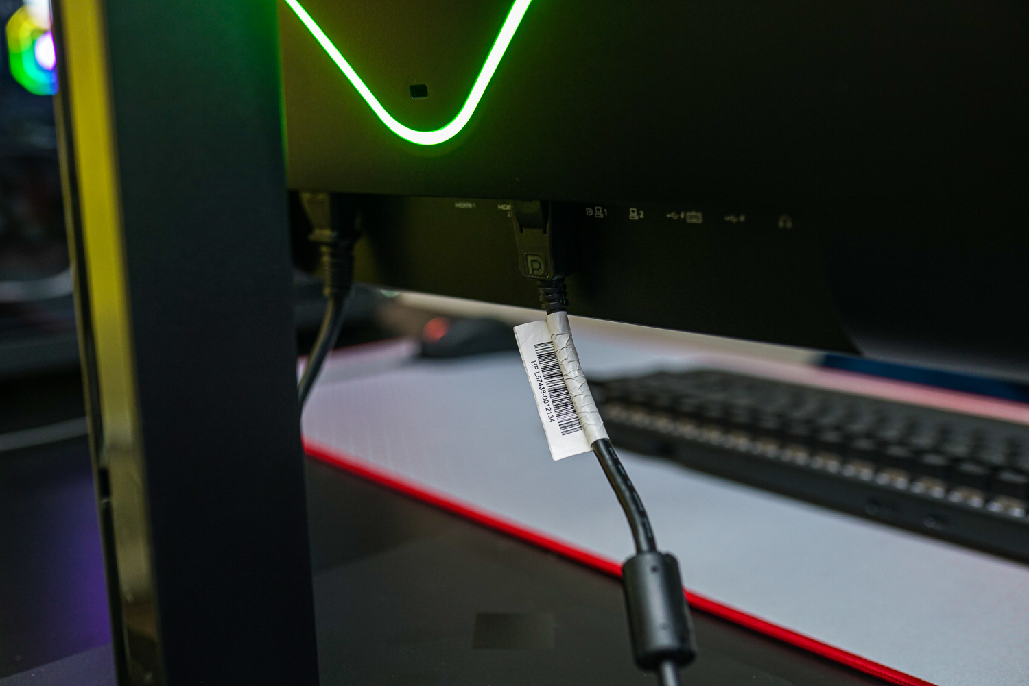 Câbles connectés au moniteur HP Omen 27k.