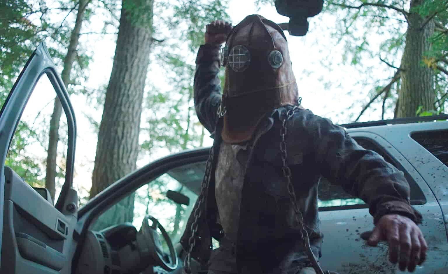 Un homme masqué lève une hache dans In a Violent Nature.