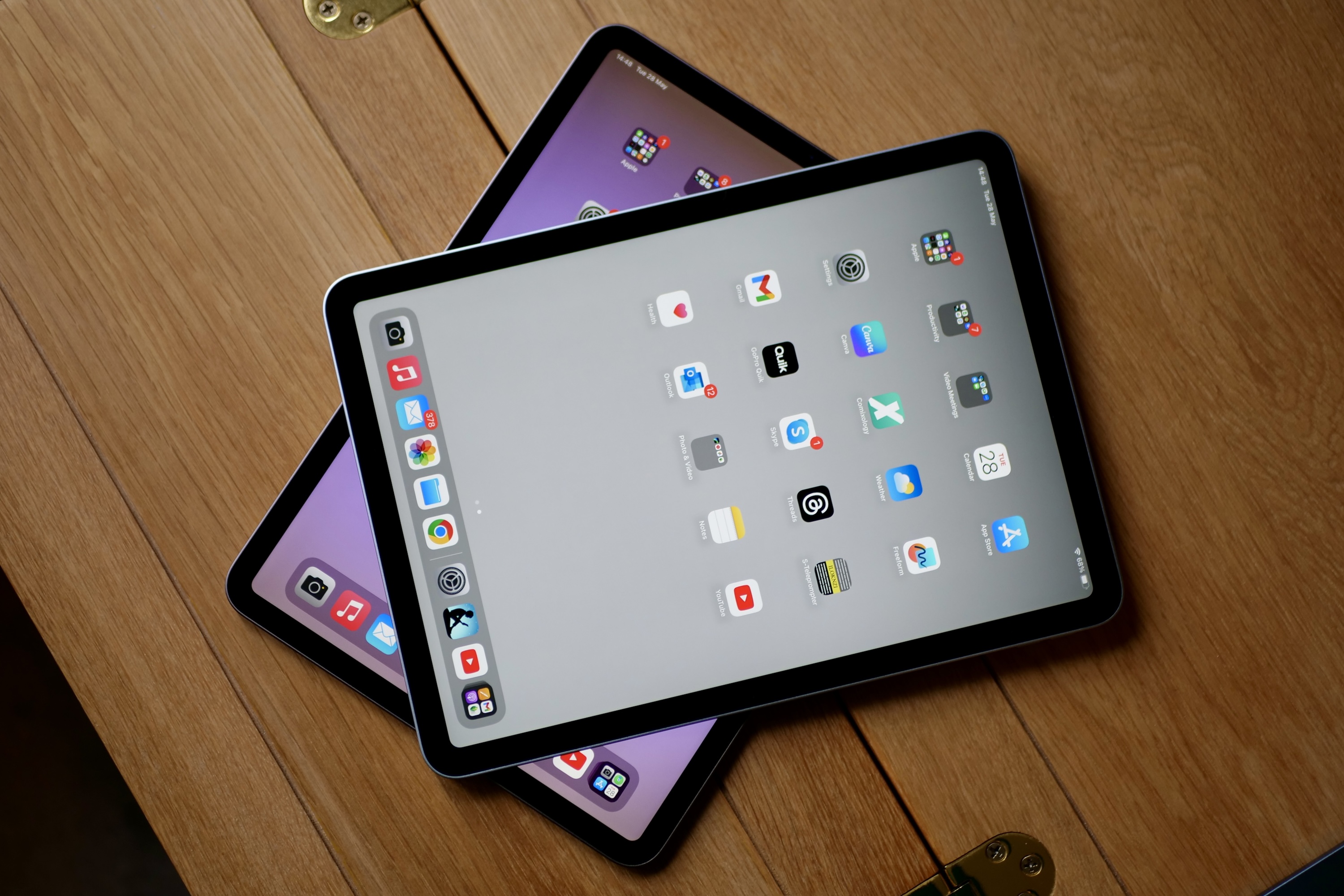 Dos modelos de iPad Air mostrando las pantallas.