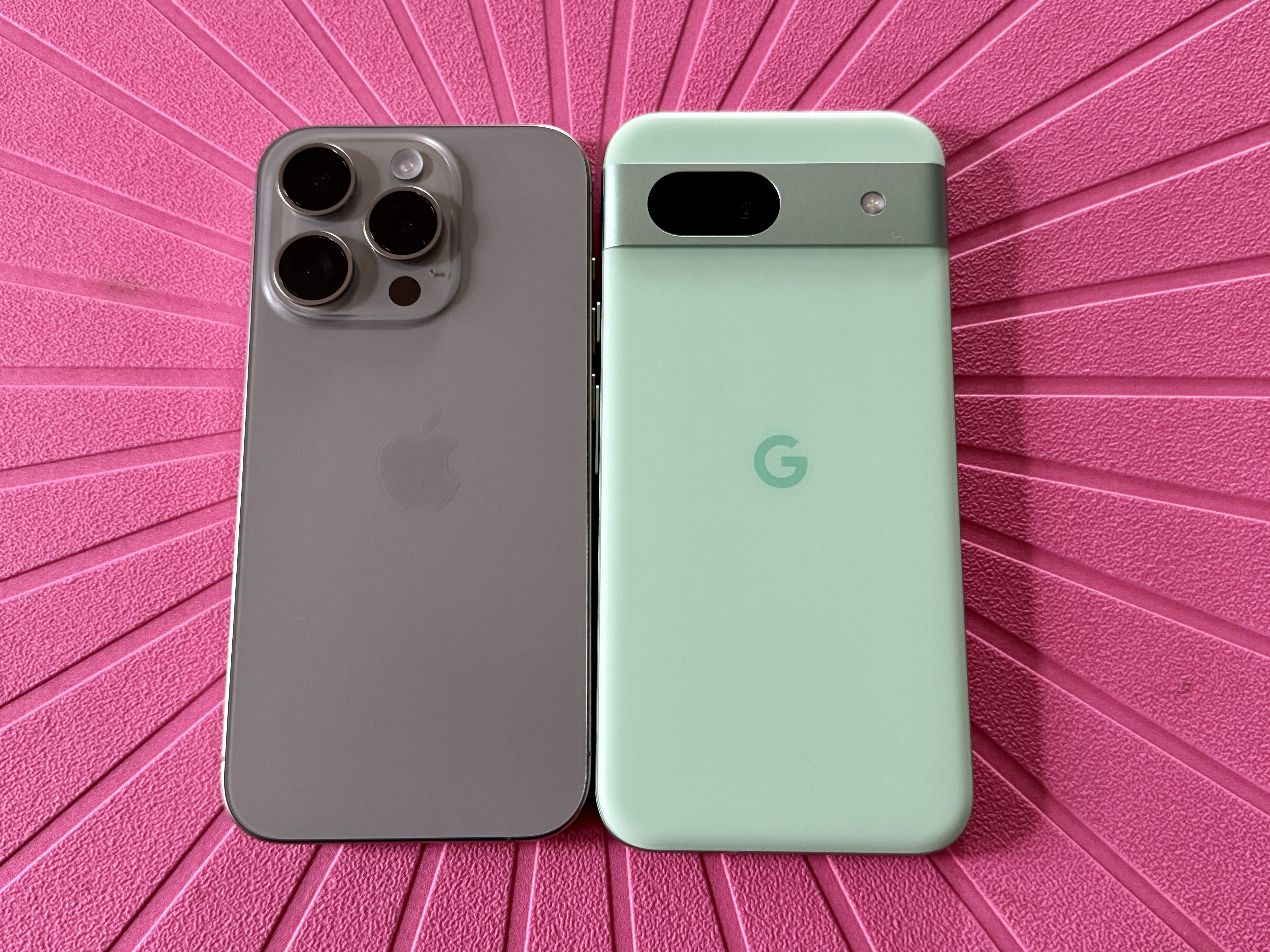 iPhone 15 Pro (izquierda) y Google Pixel 8a.