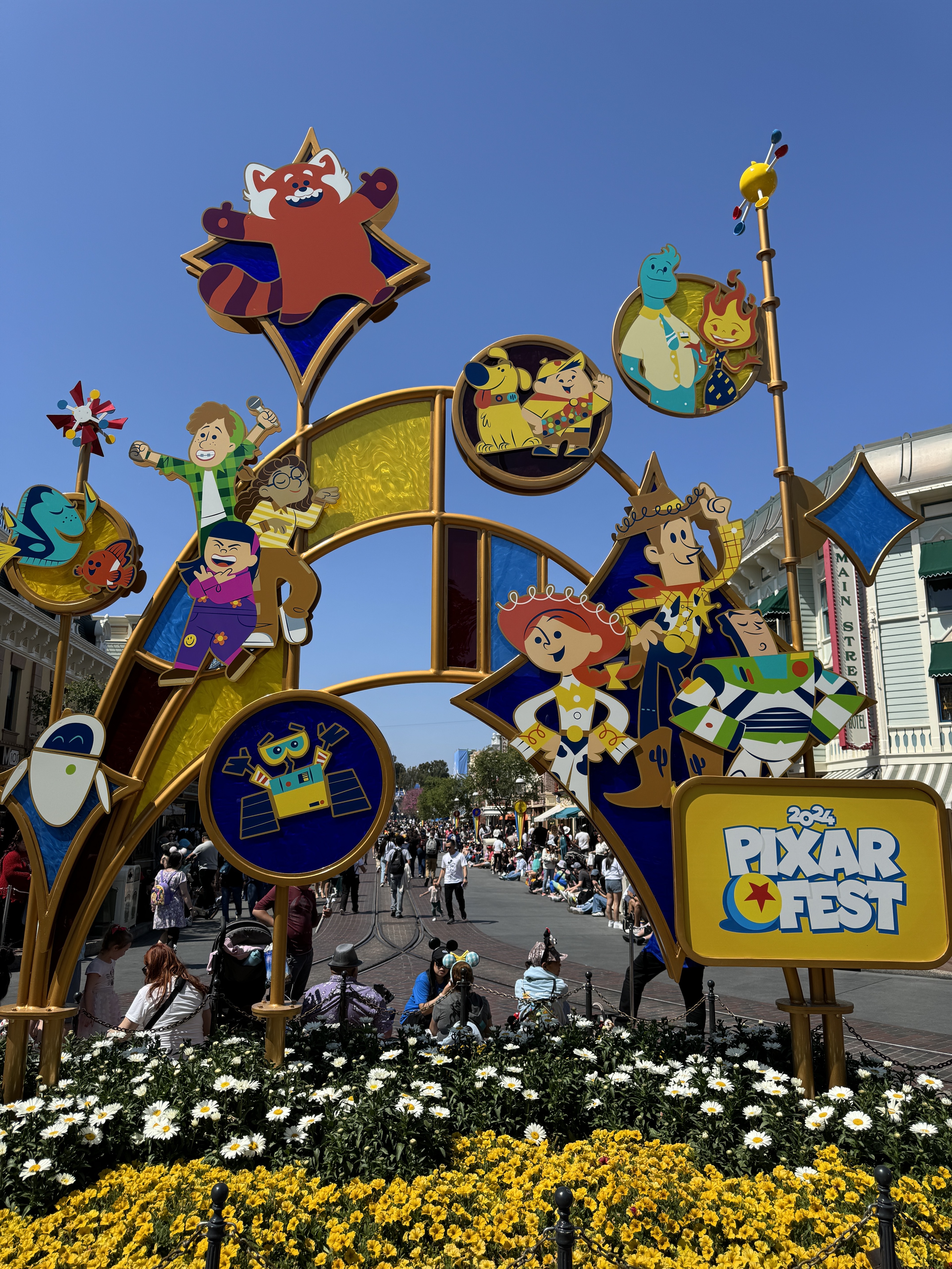 Exhibición del Pixar Fest en Disneyland tomada con el iPhone 15 Pro.