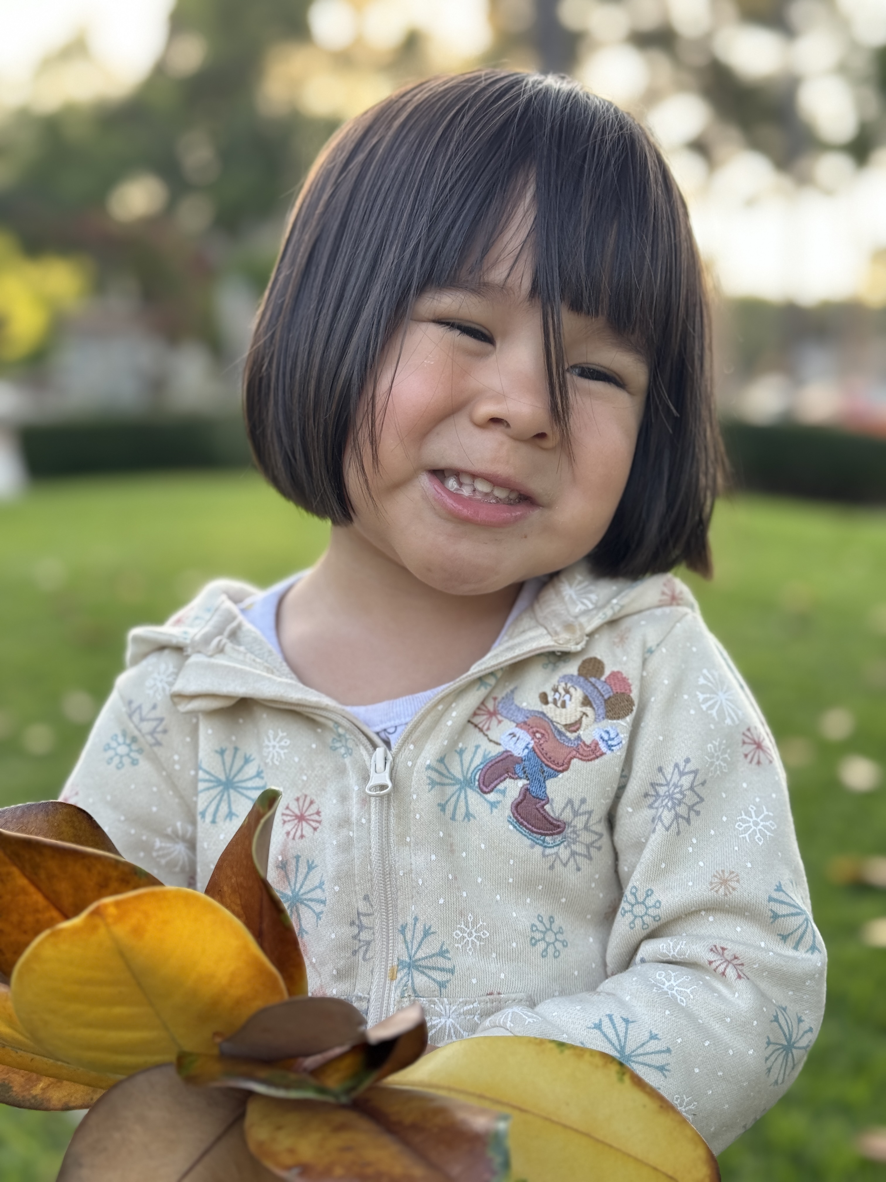 Retrato de un niño pequeño tomado con el iPhone 15 Pro.