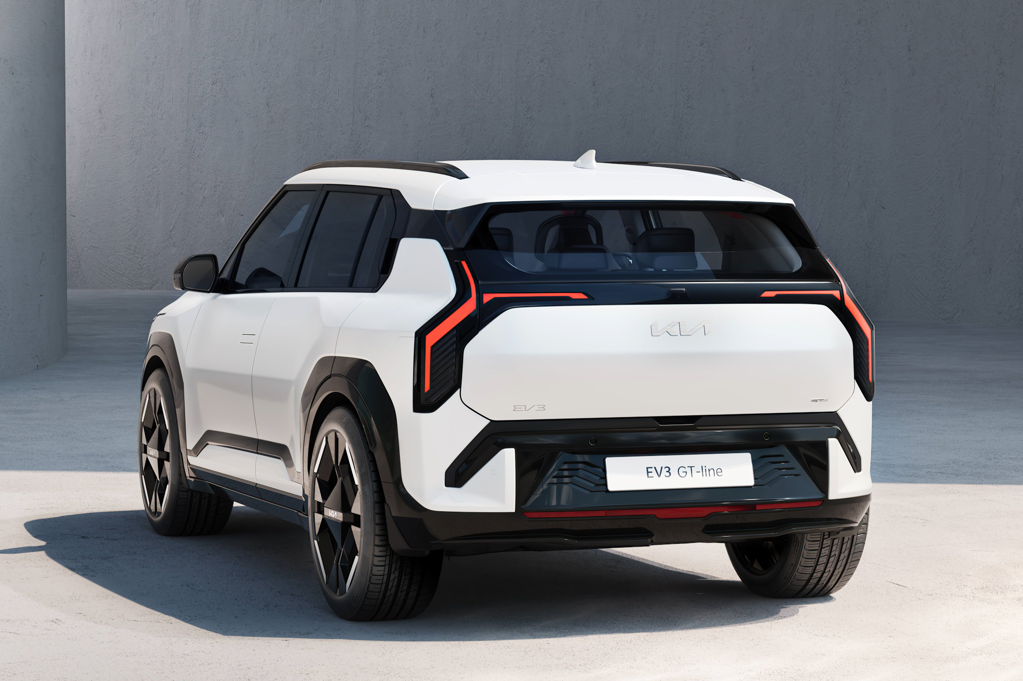 Arrière d’une Kia EV3 blanche