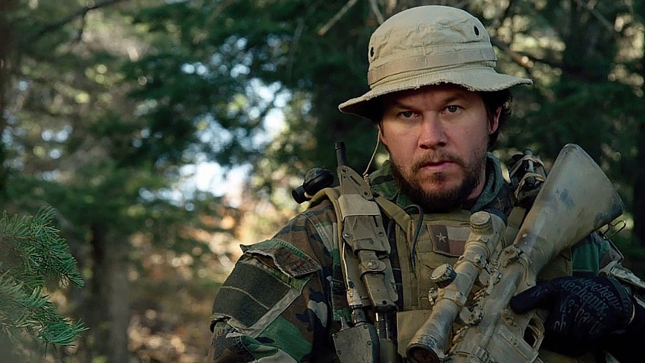 Mark Wahlberg en uniforme militaire debout dans une forêt dans une scène de Lone Survivor.