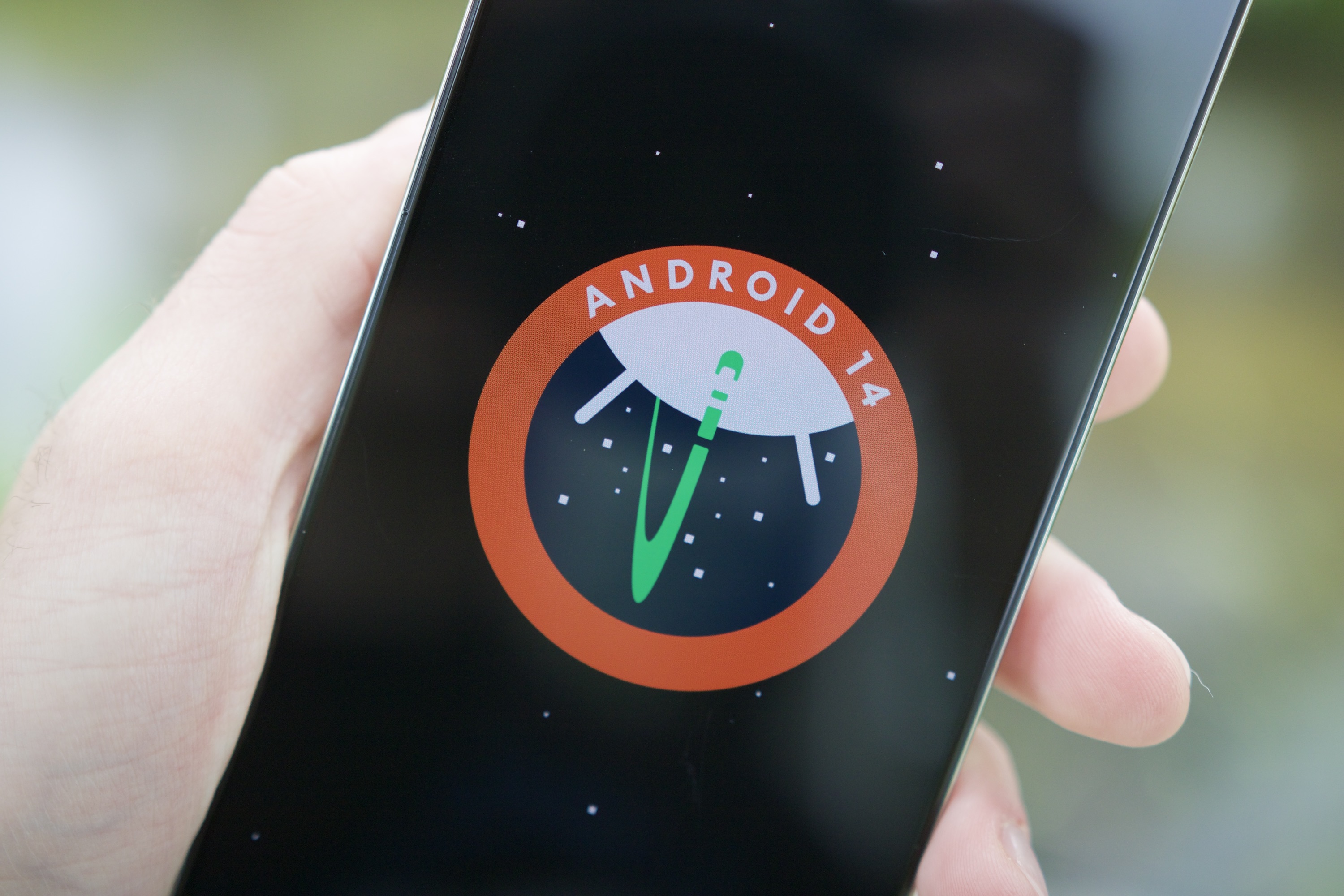 Logotipo de Android 14 en el Moto G Stylus 5G (2024).