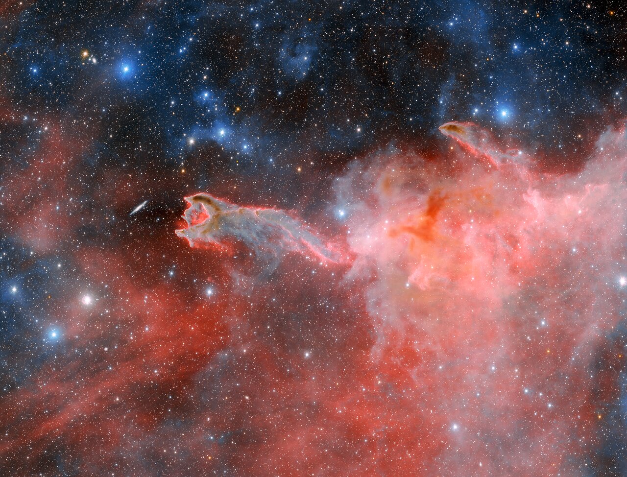 Esta estructura nublada y ominosa es CG 4, un glóbulo cometario apodado 'Mano de Dios'. CG 4 es uno de los muchos glóbulos cometarios presentes en la Vía Láctea, y la forma en que estos objetos adquieren su forma distintiva sigue siendo un tema de debate entre los astrónomos. Esta imagen fue capturada por la Cámara de Energía Oscura fabricada por el Departamento de Energía en el Telescopio de 4 metros Víctor M. Blanco de la Fundación Nacional de Ciencias de EE. UU. en el Observatorio Interamericano Cerro Tololo, un programa de NSF NOIRLab. En él, las características que clasifican a CG 4 como un glóbulo cometario son difíciles de pasar por alto. Su cabeza polvorienta y su larga y tenue cola se asemejan vagamente a la apariencia de un cometa, aunque no tienen nada en común. Los astrónomos teorizan que los glóbulos cometarios obtienen su estructura de los vientos estelares de estrellas calientes y masivas cercanas.