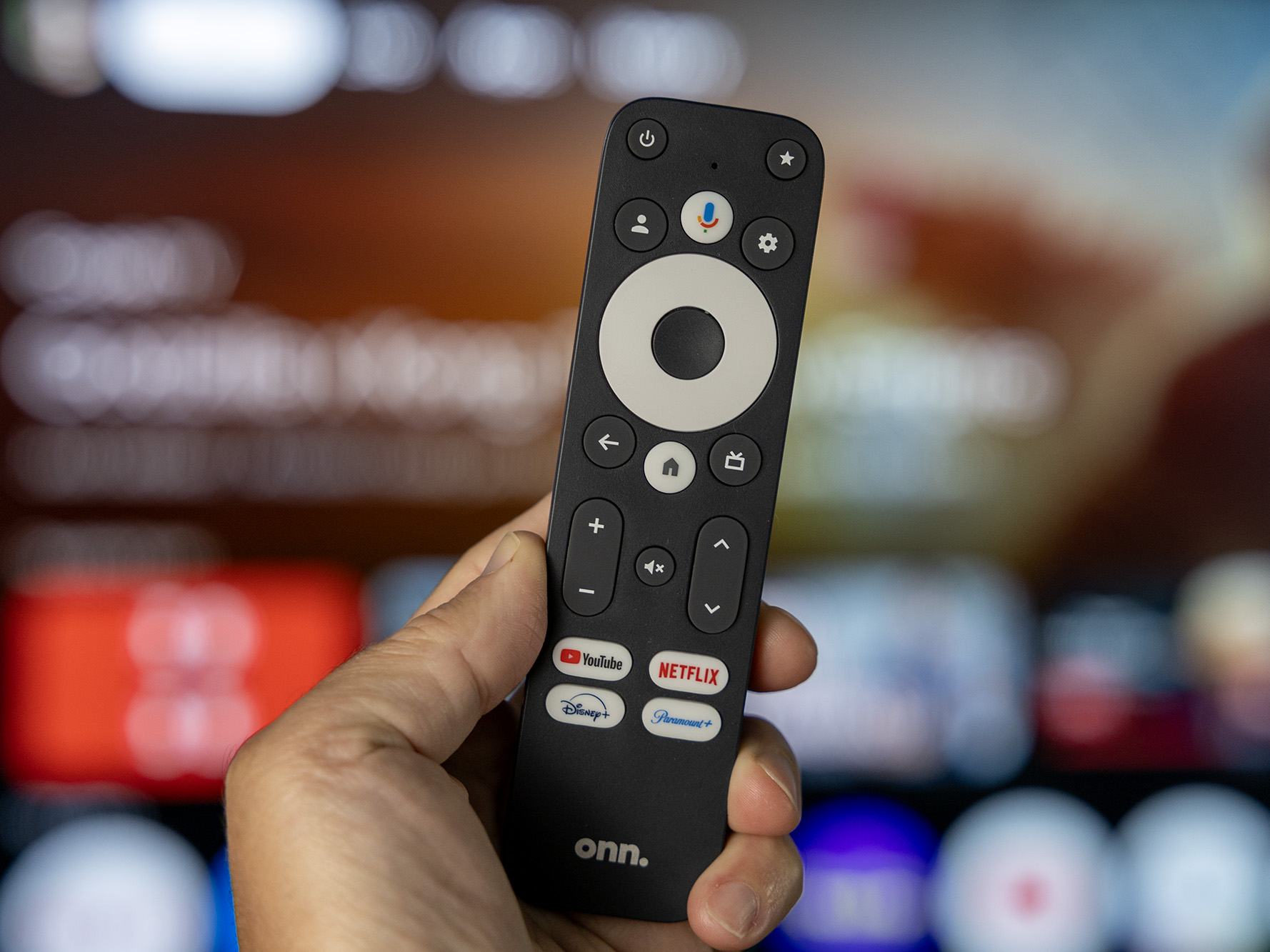 El control remoto que viene con nuestro dispositivo de transmisión Onn 4K Pro.