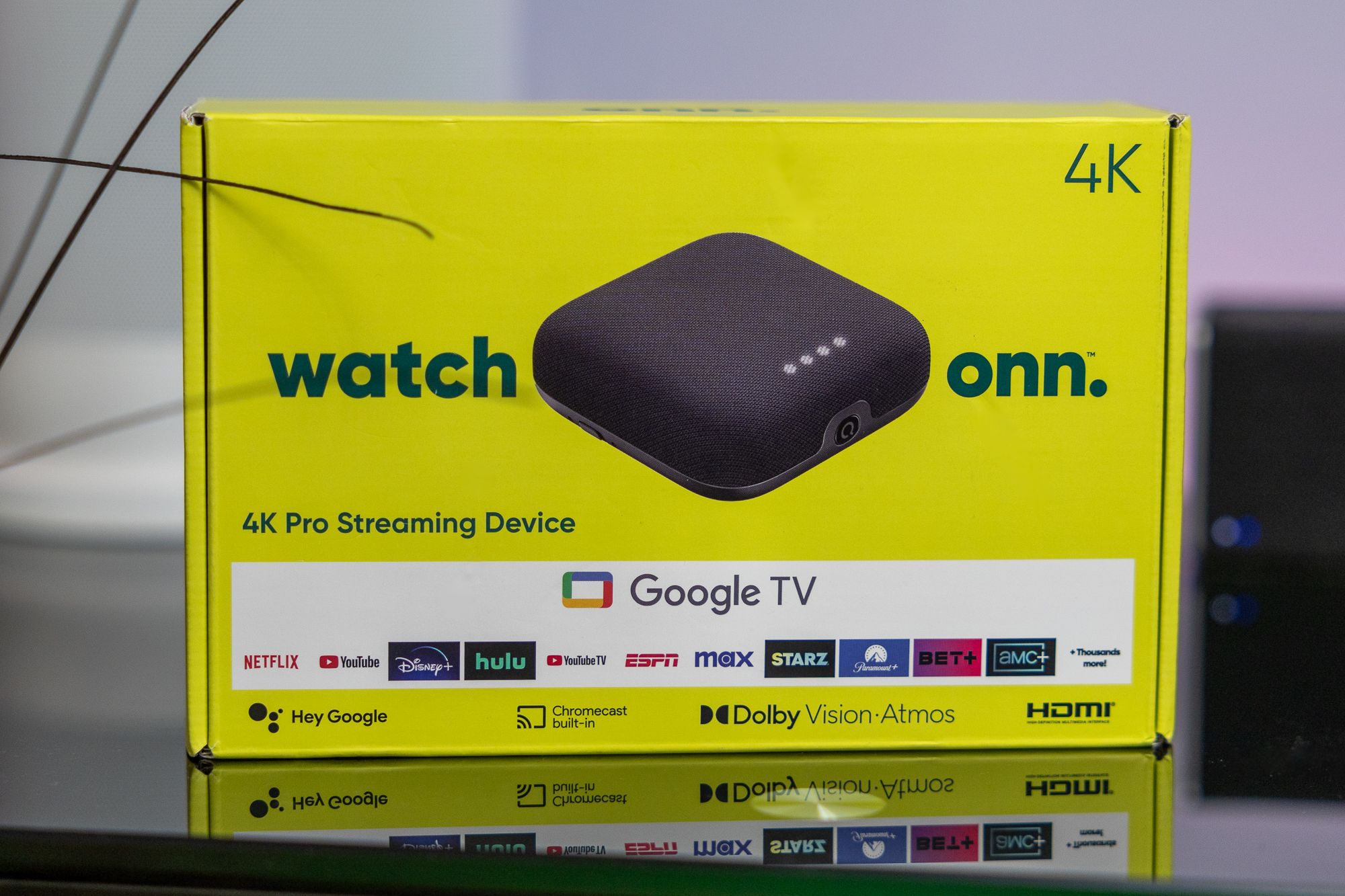 Einzelhandelsverpackung des Onn 4K Pro Streaming-Geräts von Walmart.