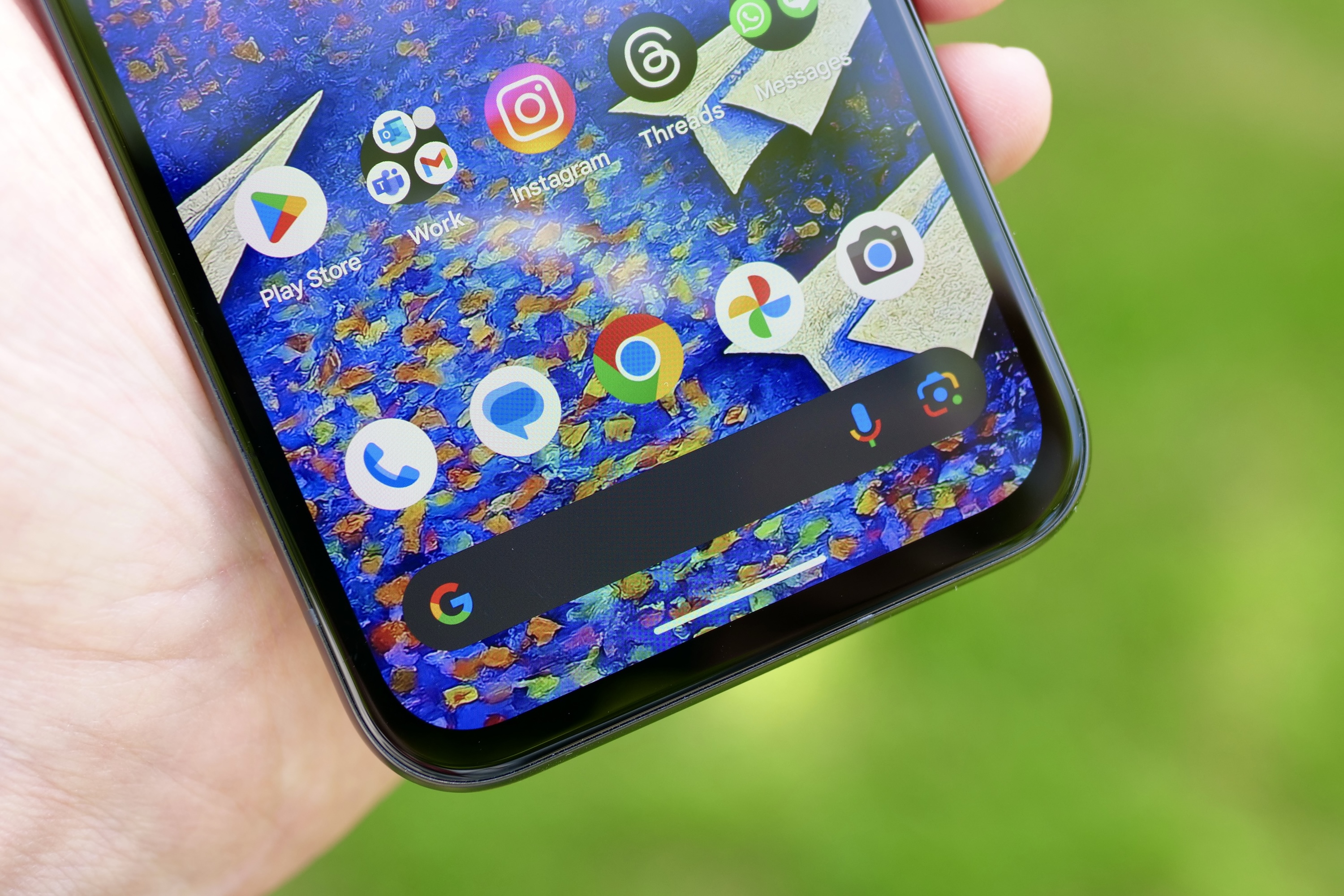 Los biseles del Google Pixel 8a en la base de la pantalla.