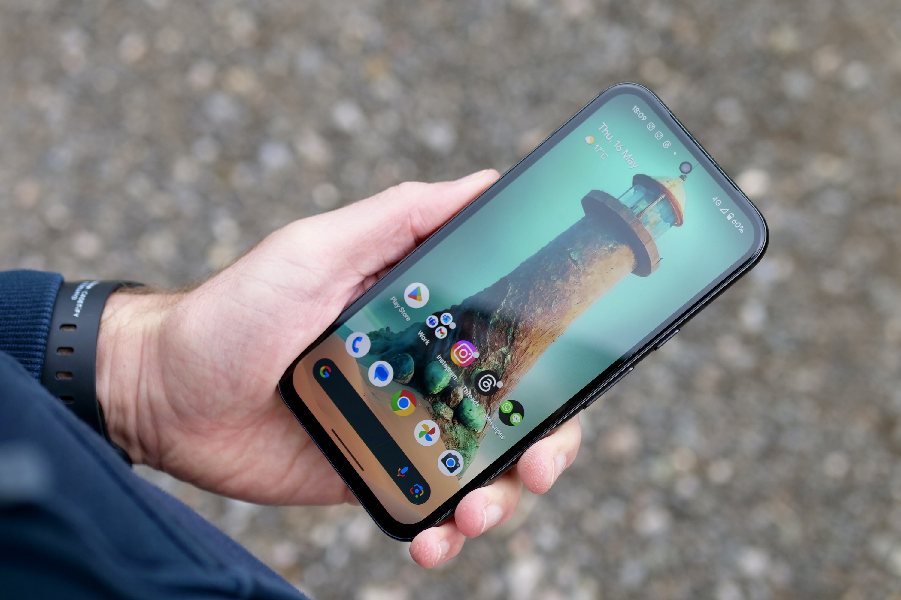 Eine Person hält das Google Pixel 8a und zeigt den Bildschirm.