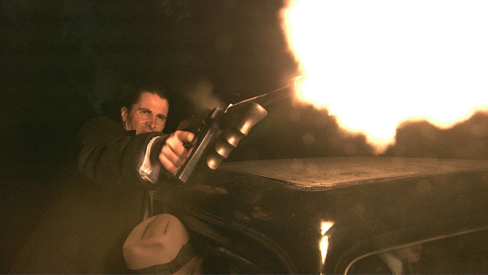 Un homme tire avec une mitraillette dans Public Enemies.