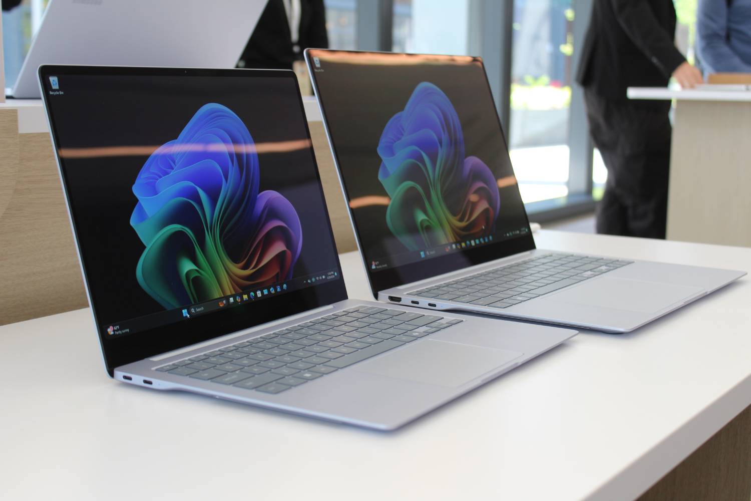 The two sizes of the Galaxy Book4 Edge on a table.