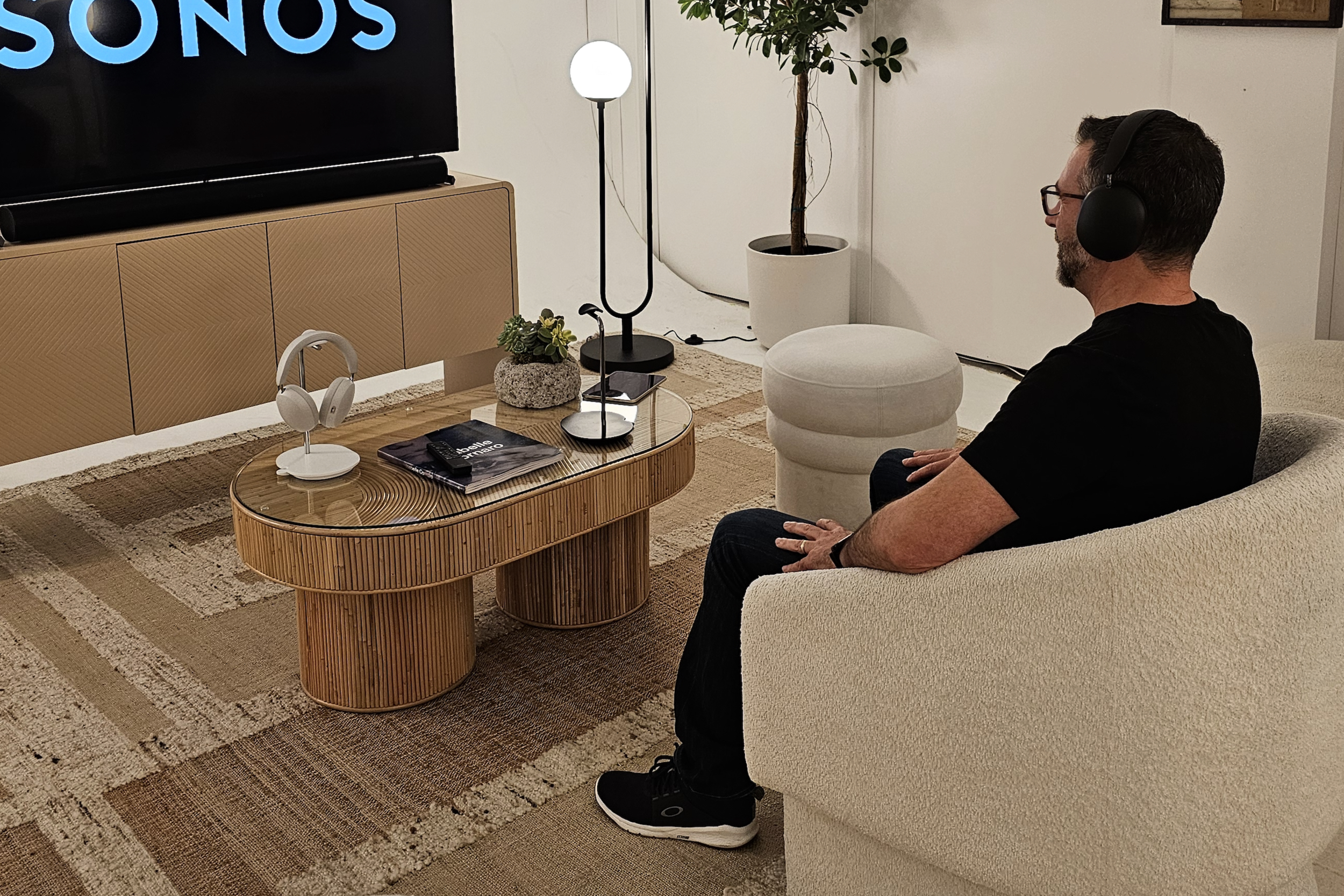 Simon Cohen con el Sonos Ace en una sala de demostraciones de cine en casa.