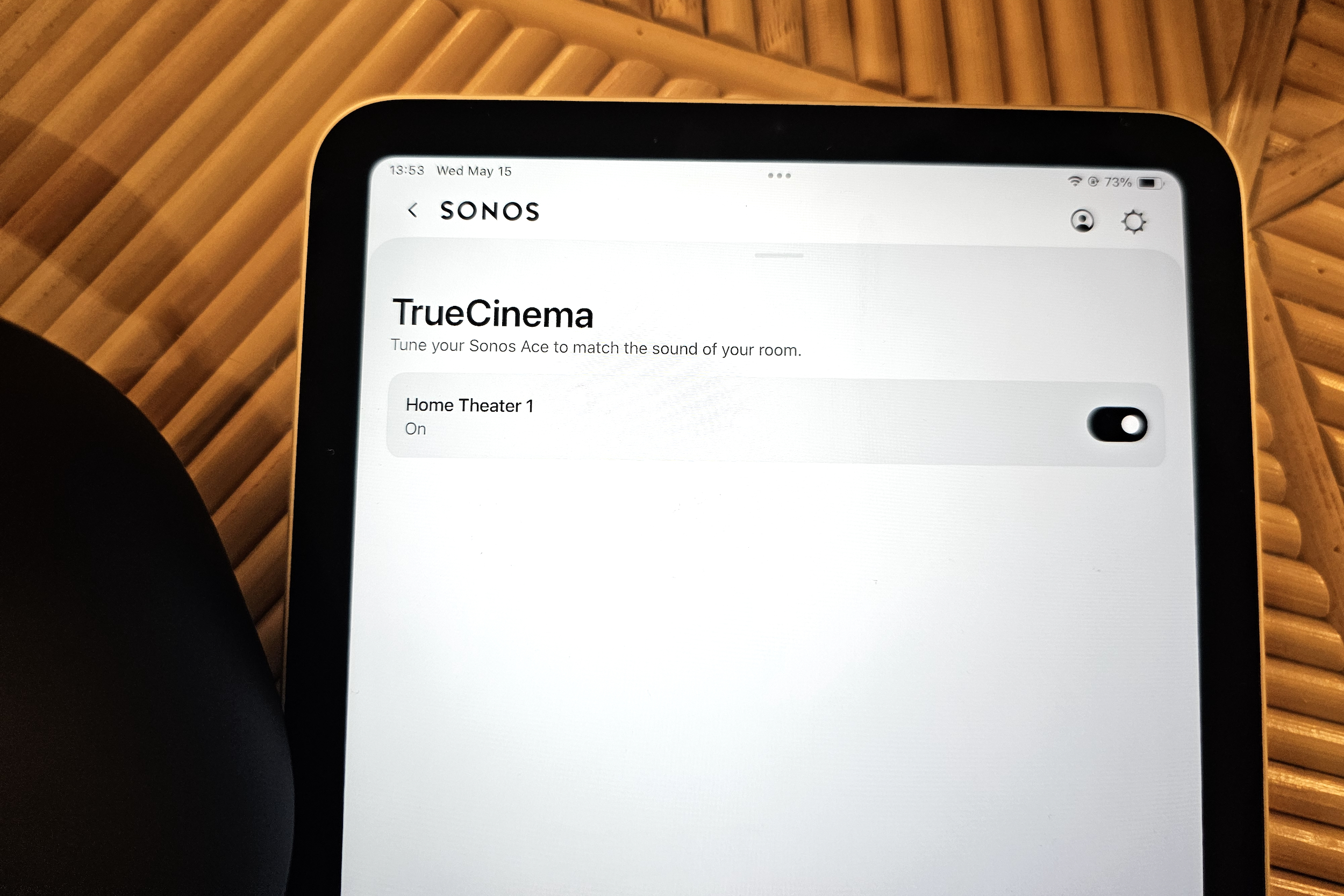 iPad de Apple con la aplicación Sonos que muestra la configuración TrueCinema de Ace.