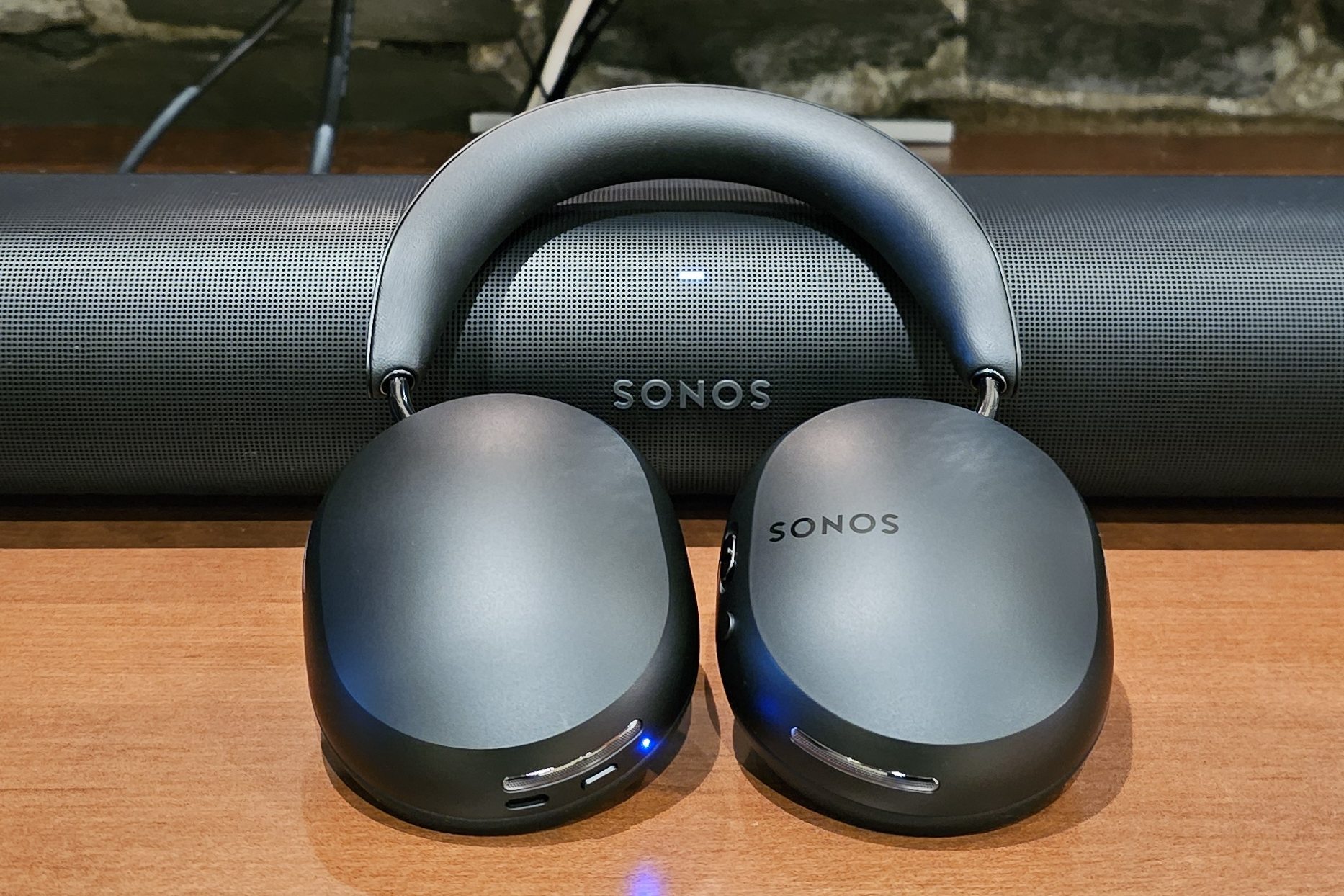 Sonos Ace 与 Sonos Arc。